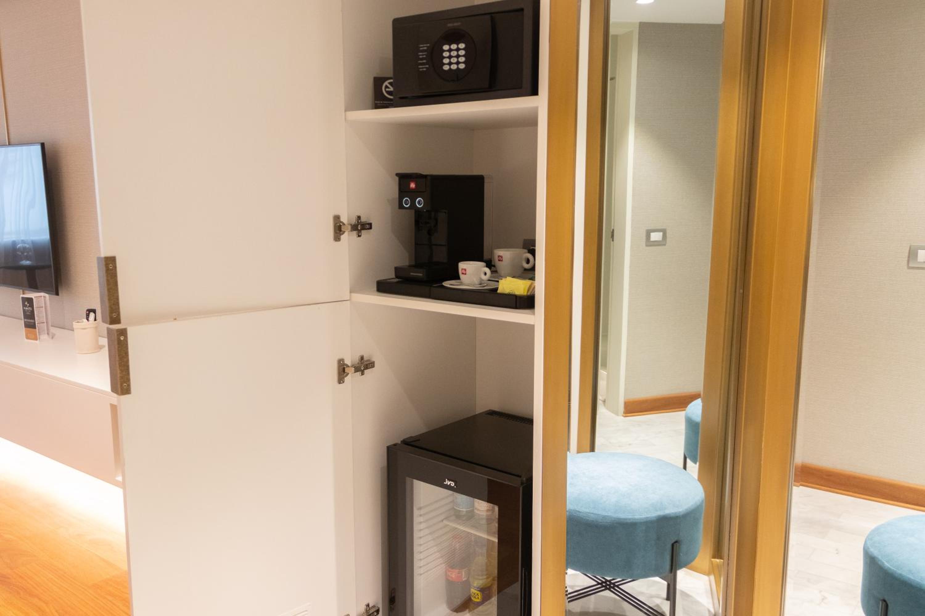 Deluxe Double Room with Two Double Beds - Photo 10