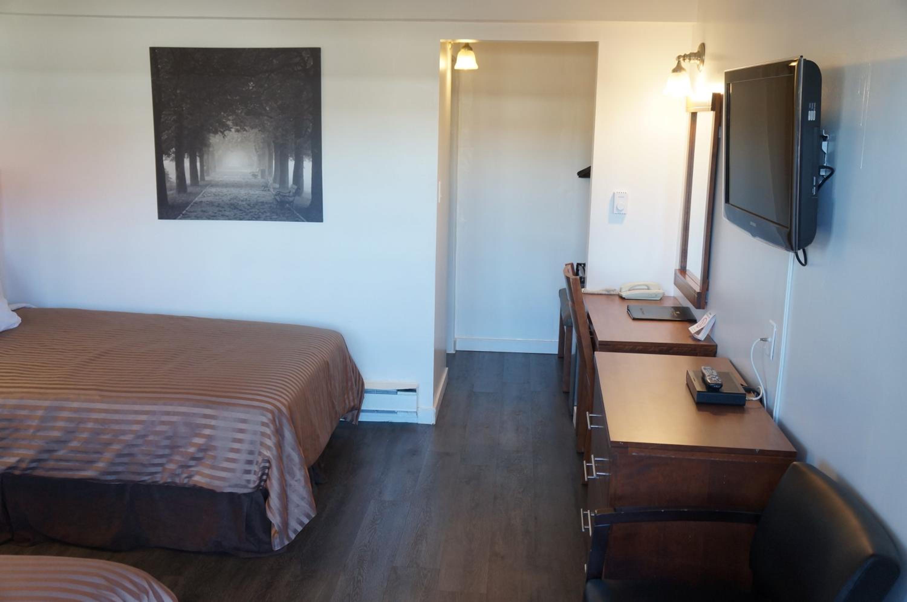 Double Room with Two Double Beds - Photo 13