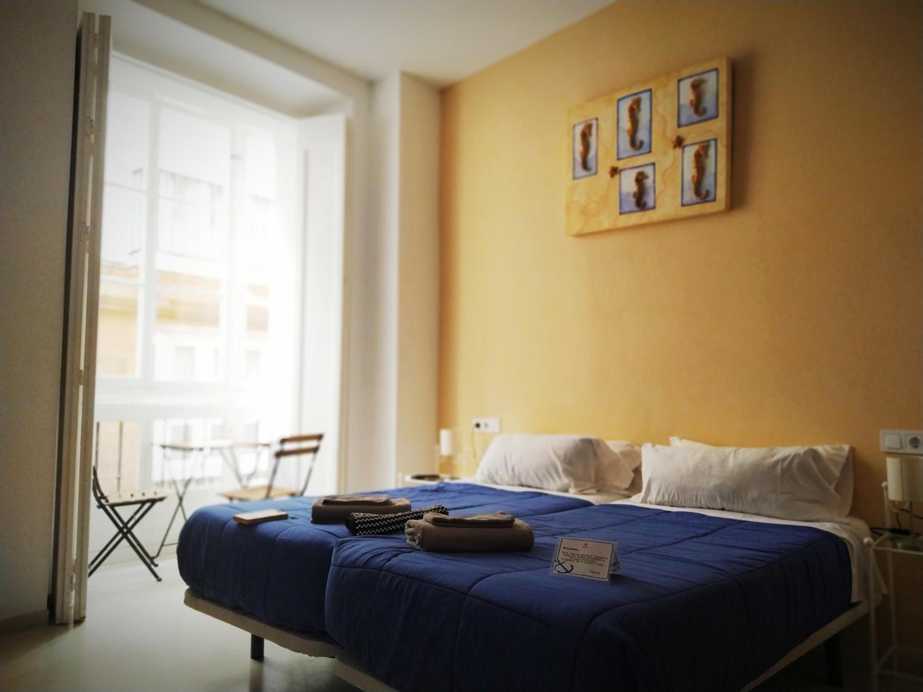 Habitación Doble con Baño Privado y Cama Adicional