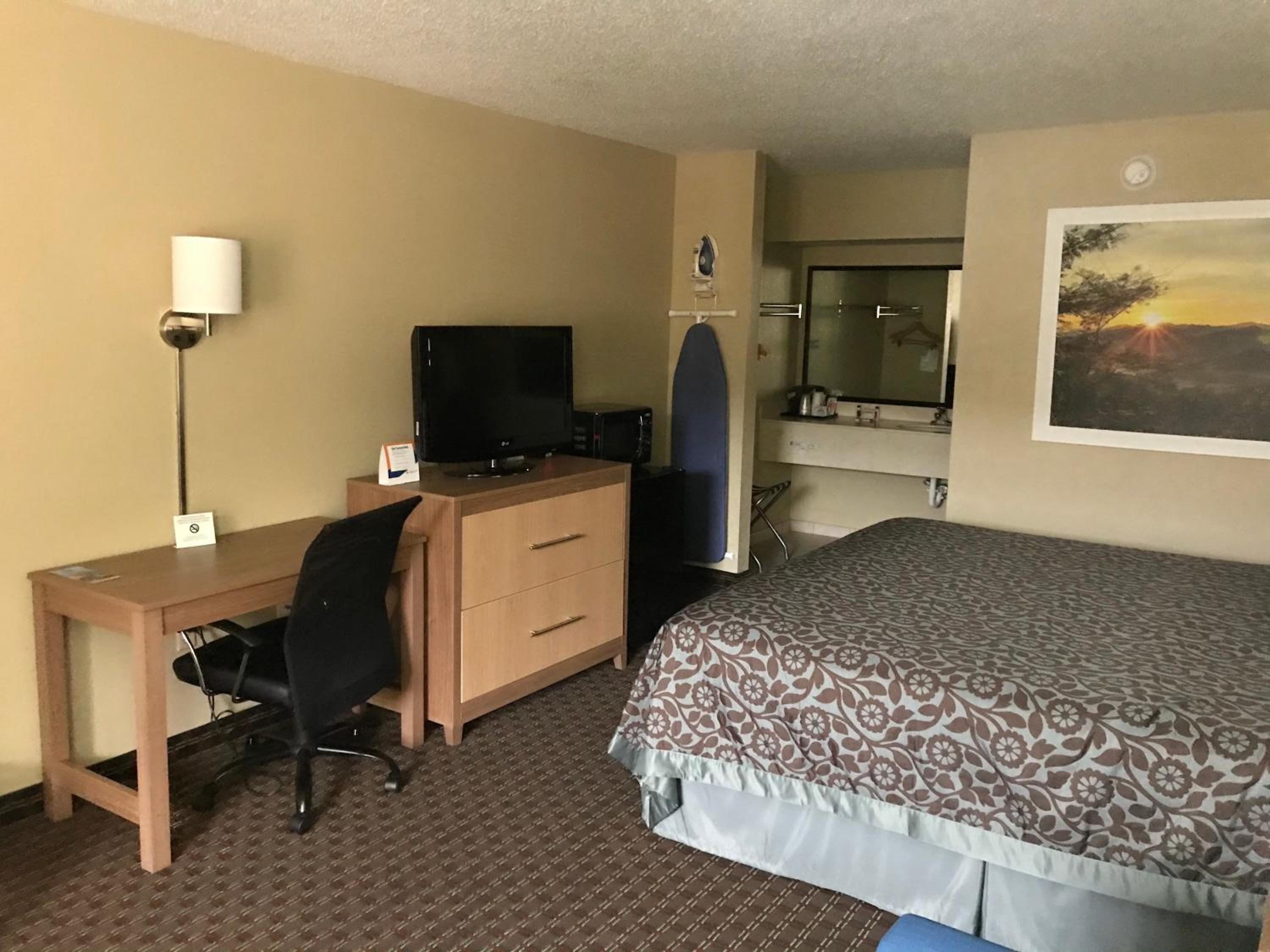 King Room - Non-Smoking - Photo 5