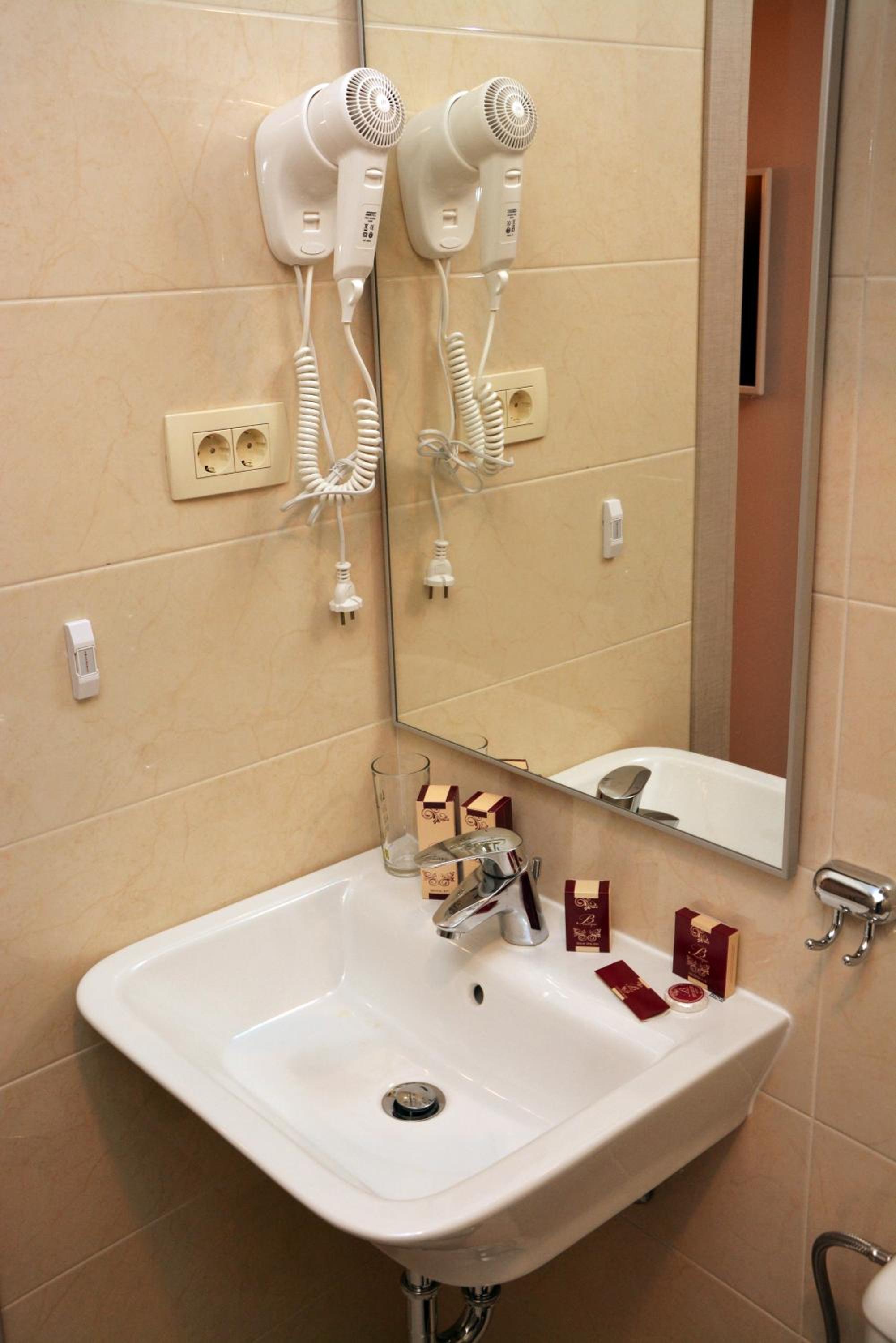 Standard Double Room - Photo 3