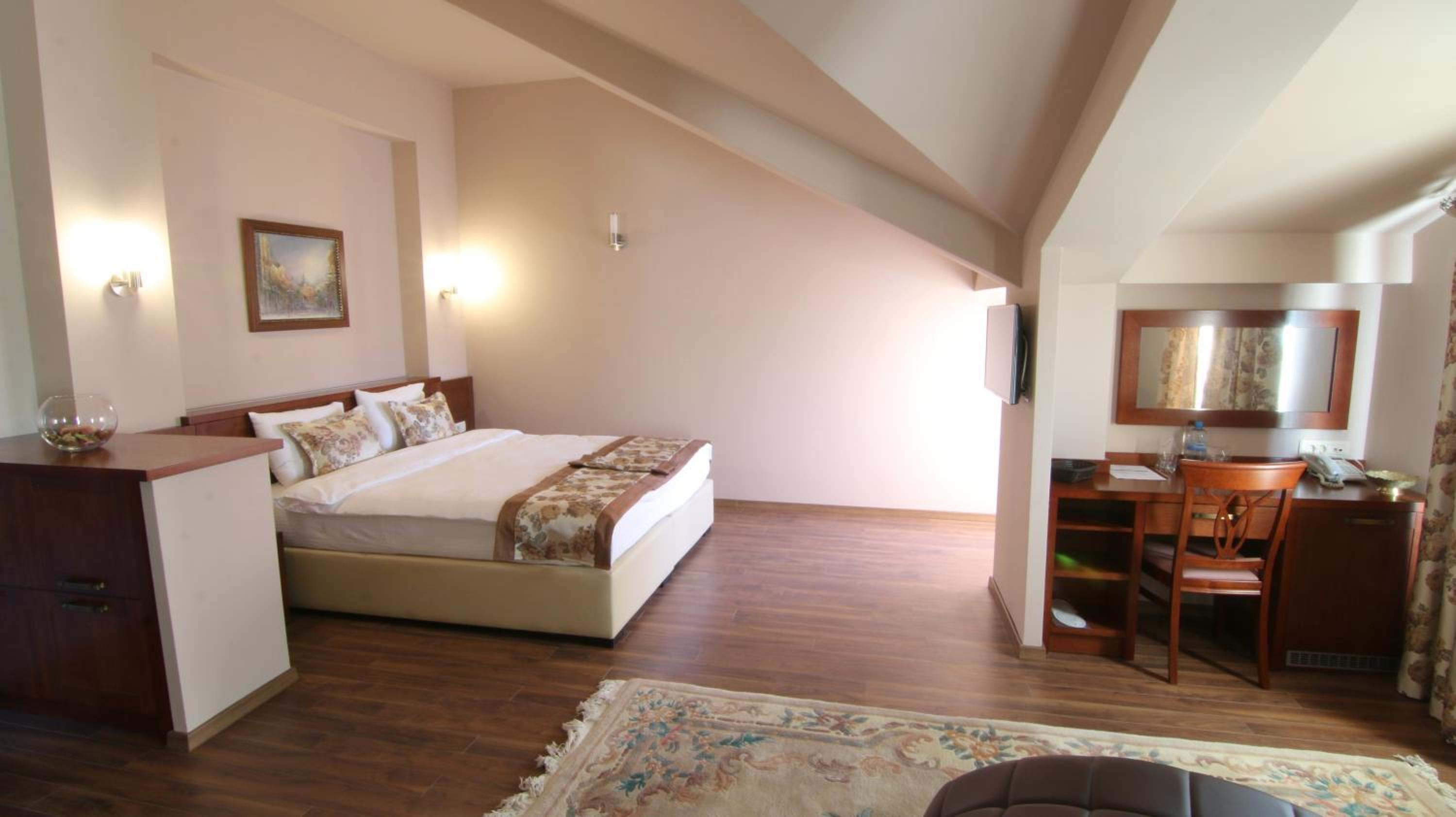 Deluxe King Suite - Photo 1