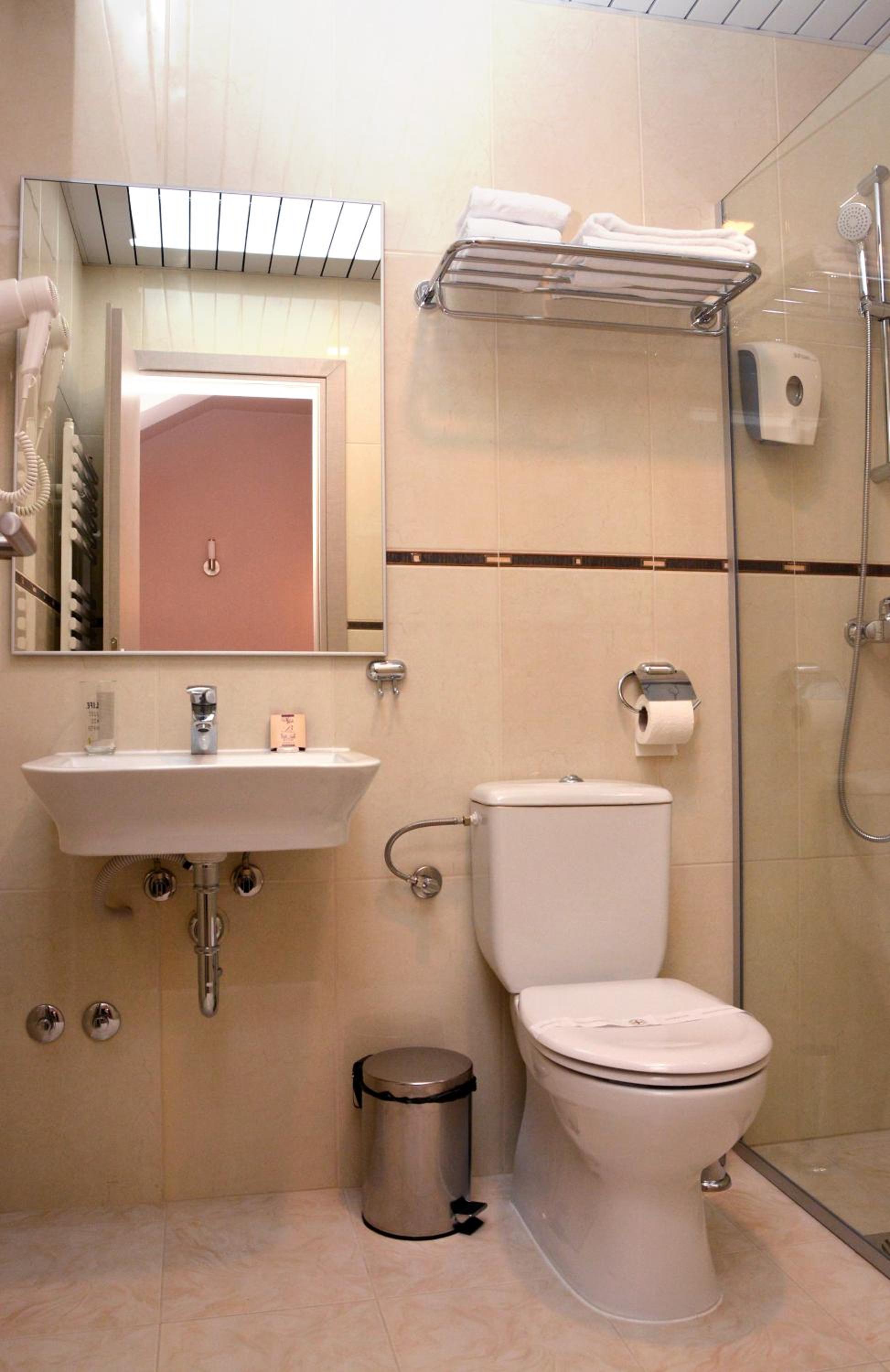 Deluxe King Suite - Photo 2