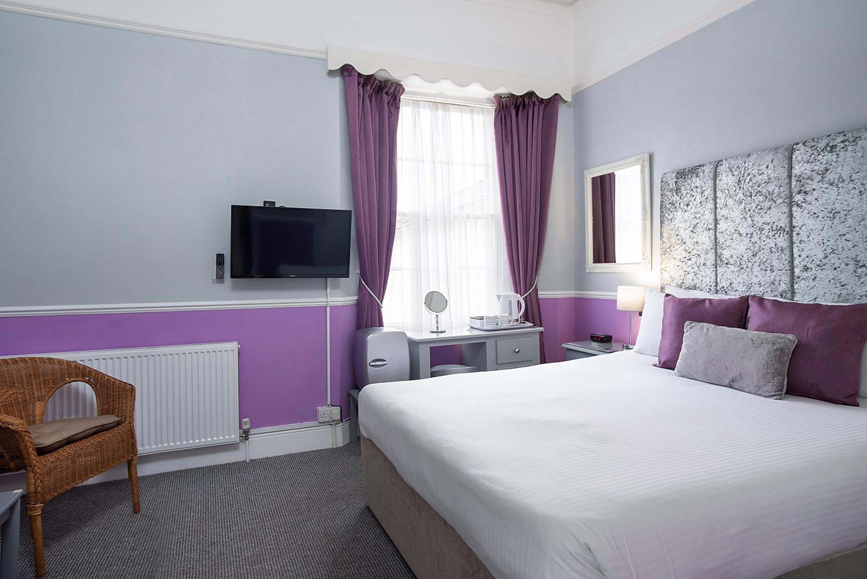 King Room with en suite Bath & Shower photo 2
