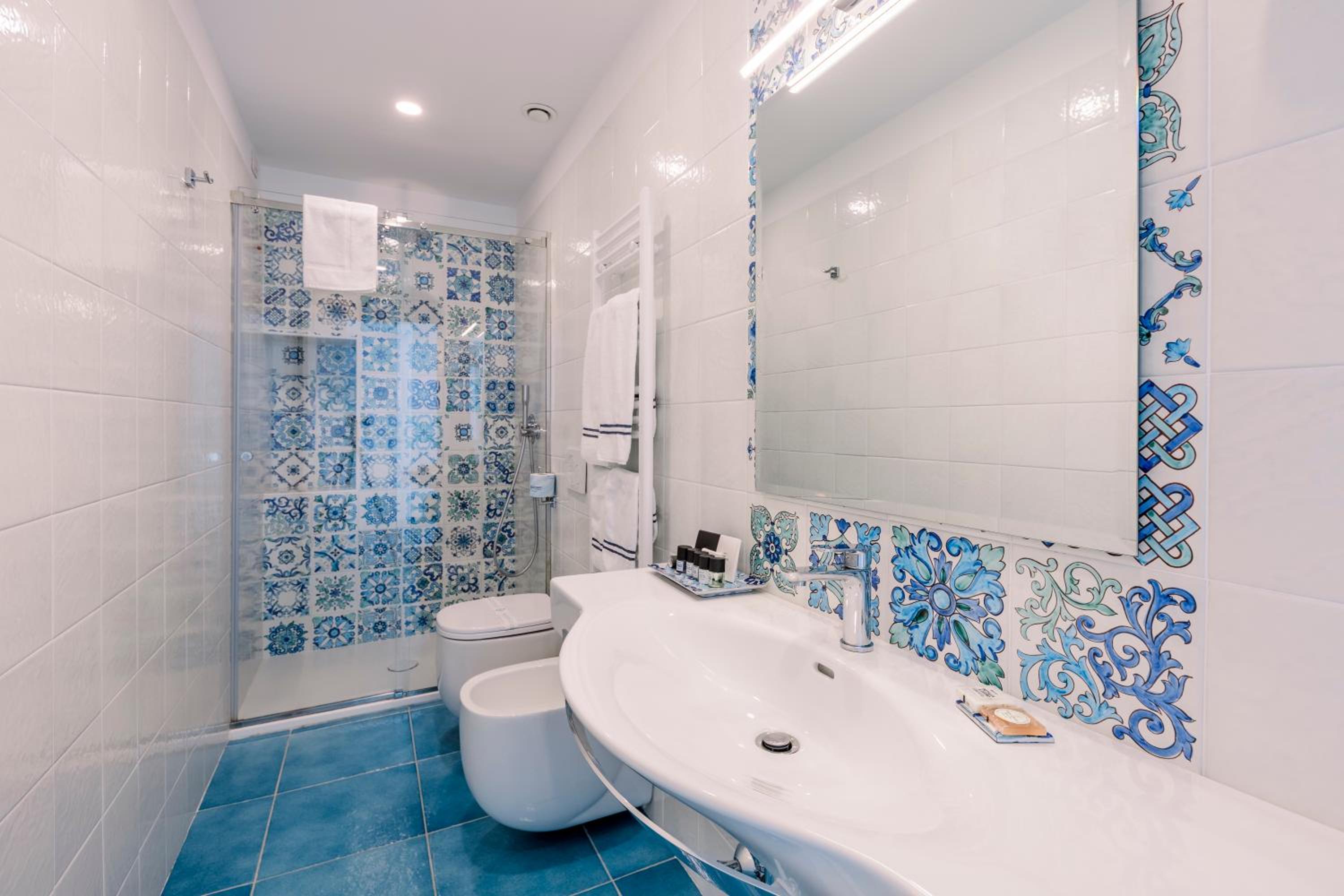 Suite with Sea View - Photo 6