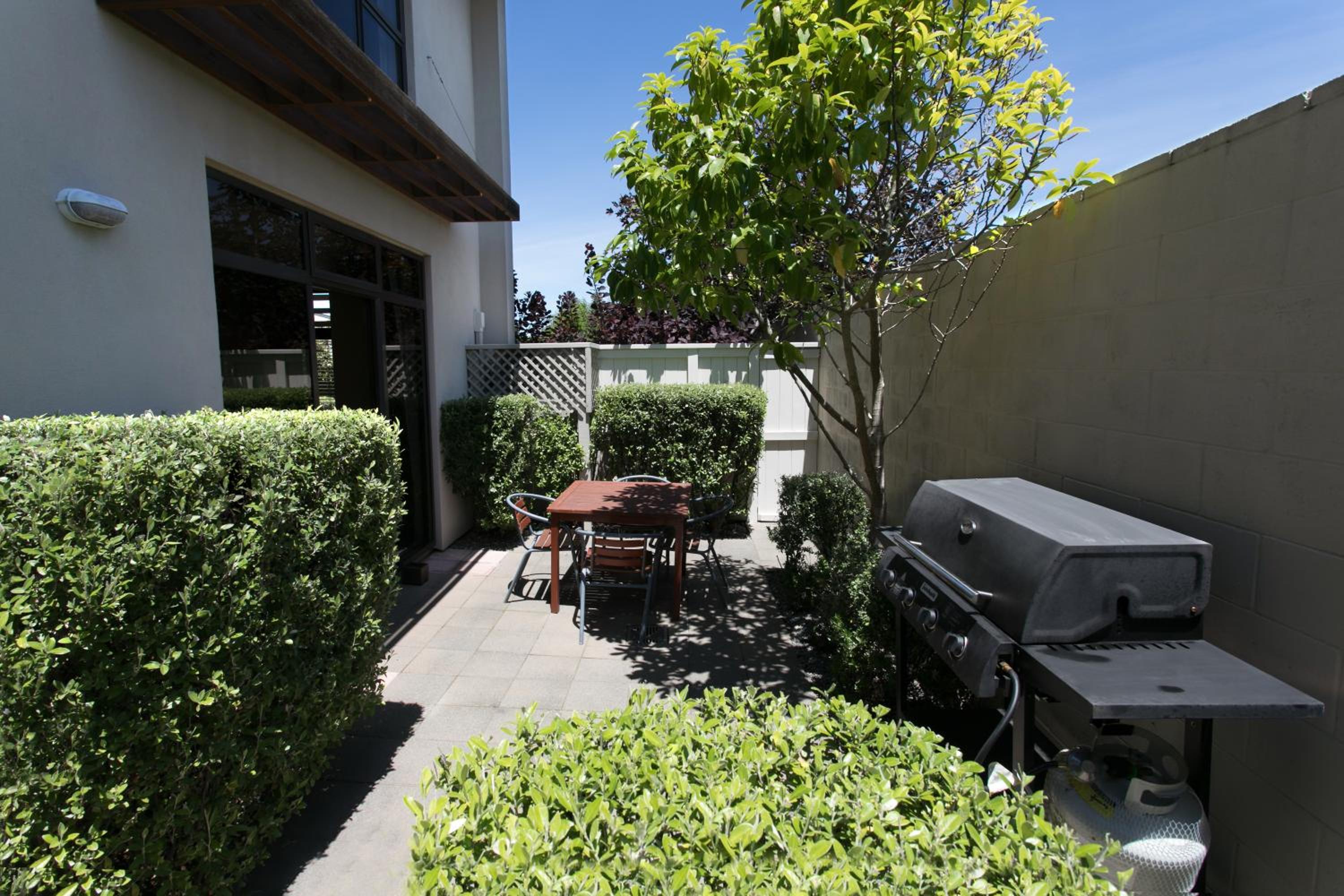 Family Suite with Courtyard - Photo 6