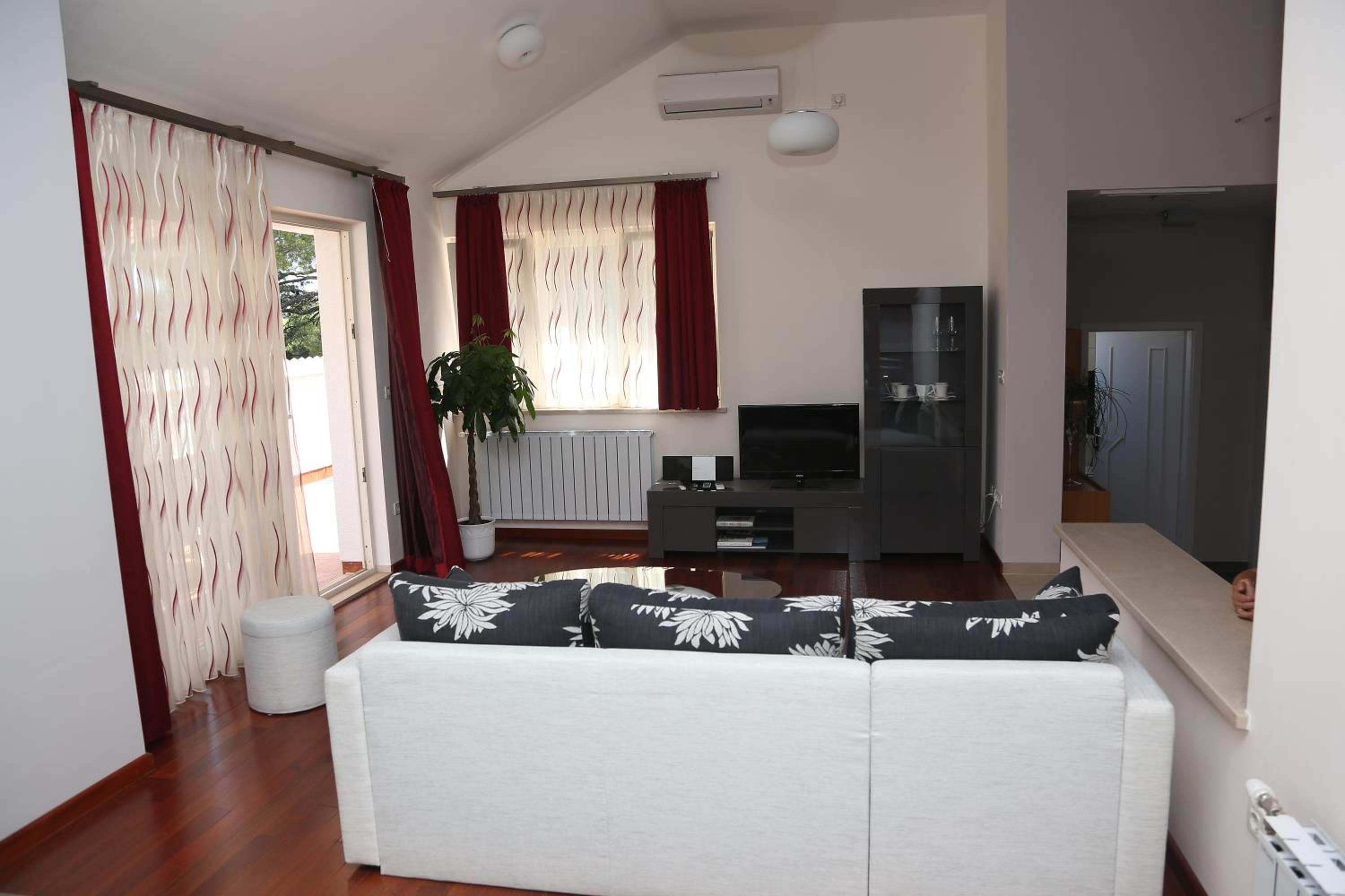 Appartamento con 2 Camere da Letto, Terrazza e Vista Mare