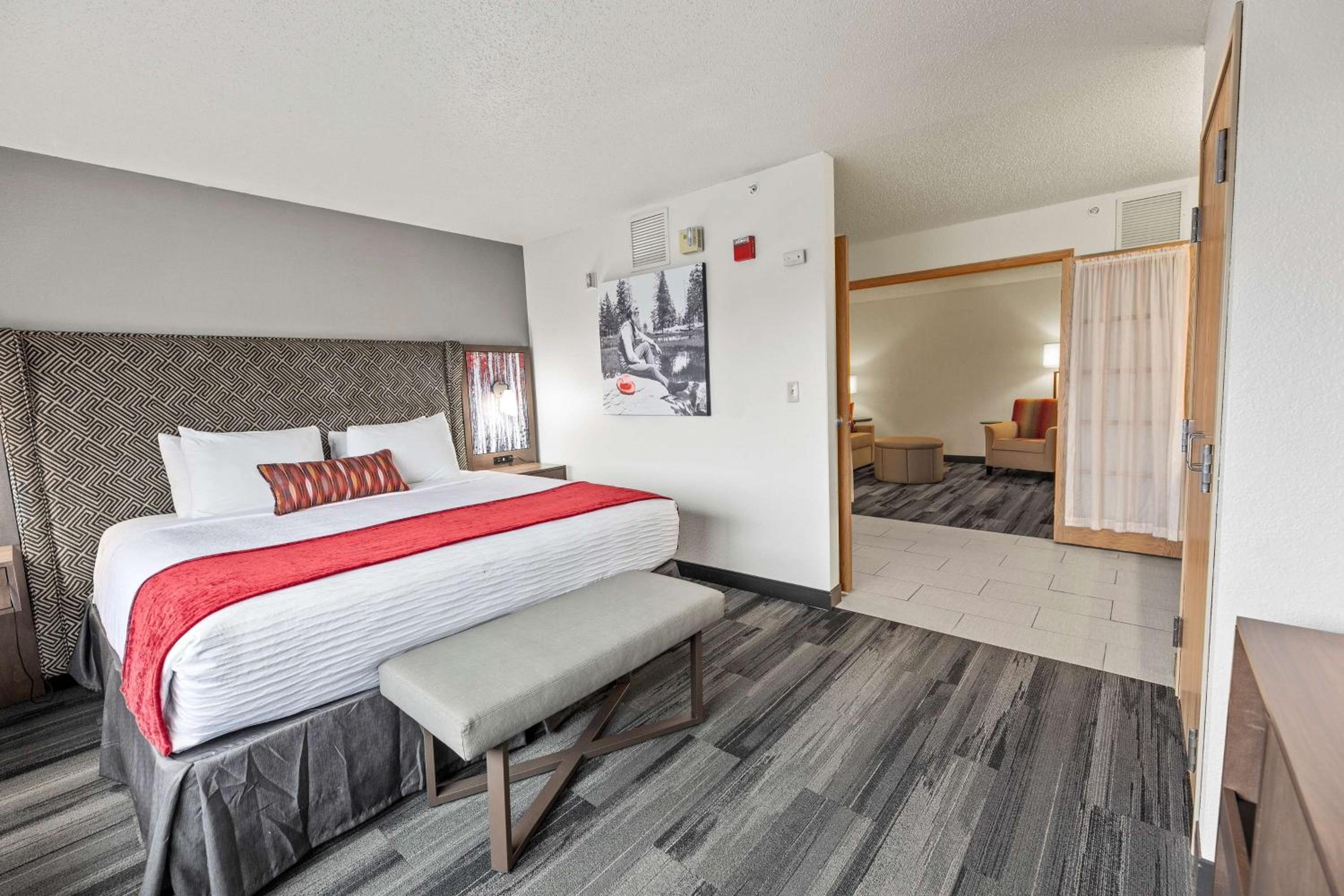 King Suite - Non-Smoking - Photo 4