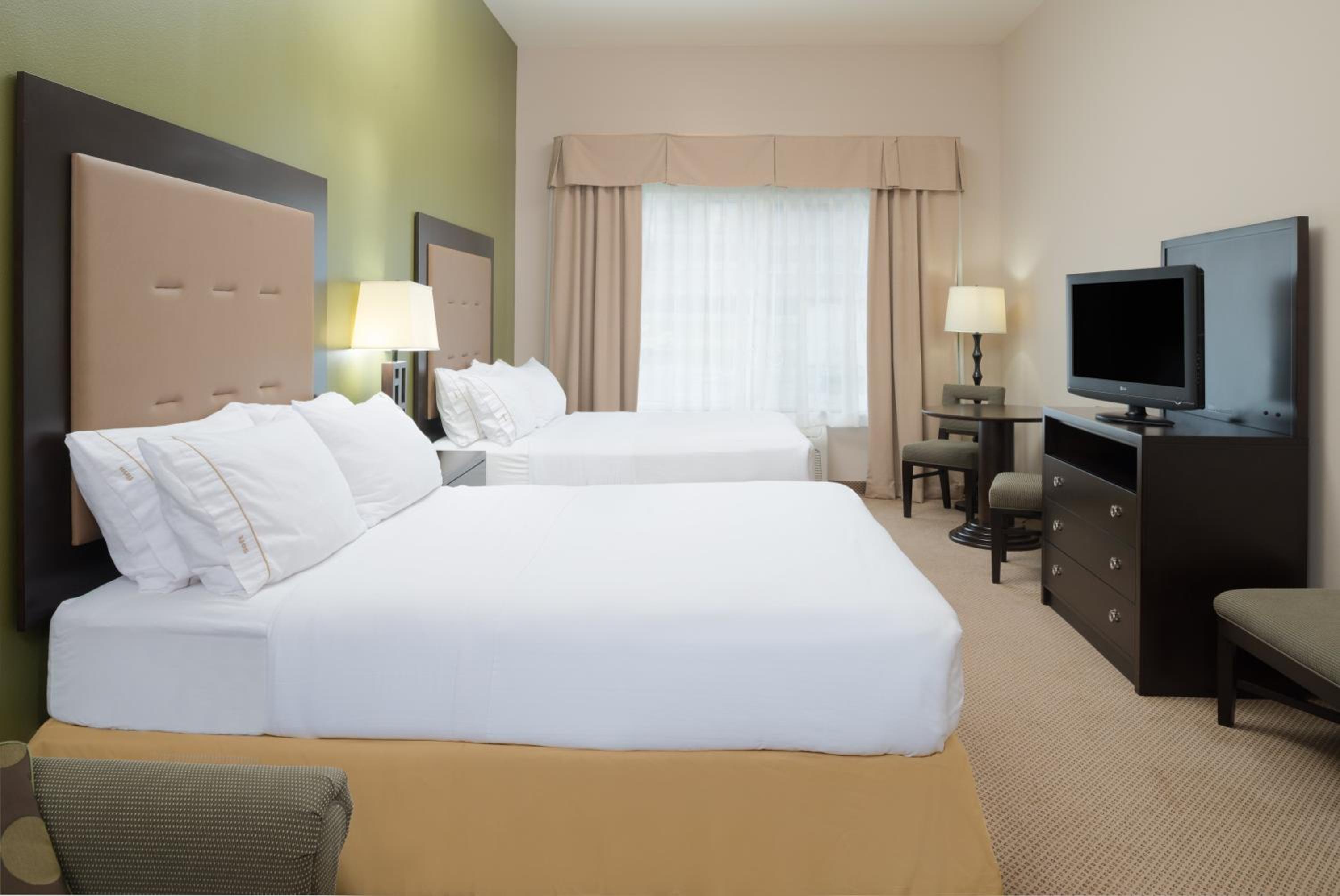 Standard Room with Two Queen Beds - Photo 5