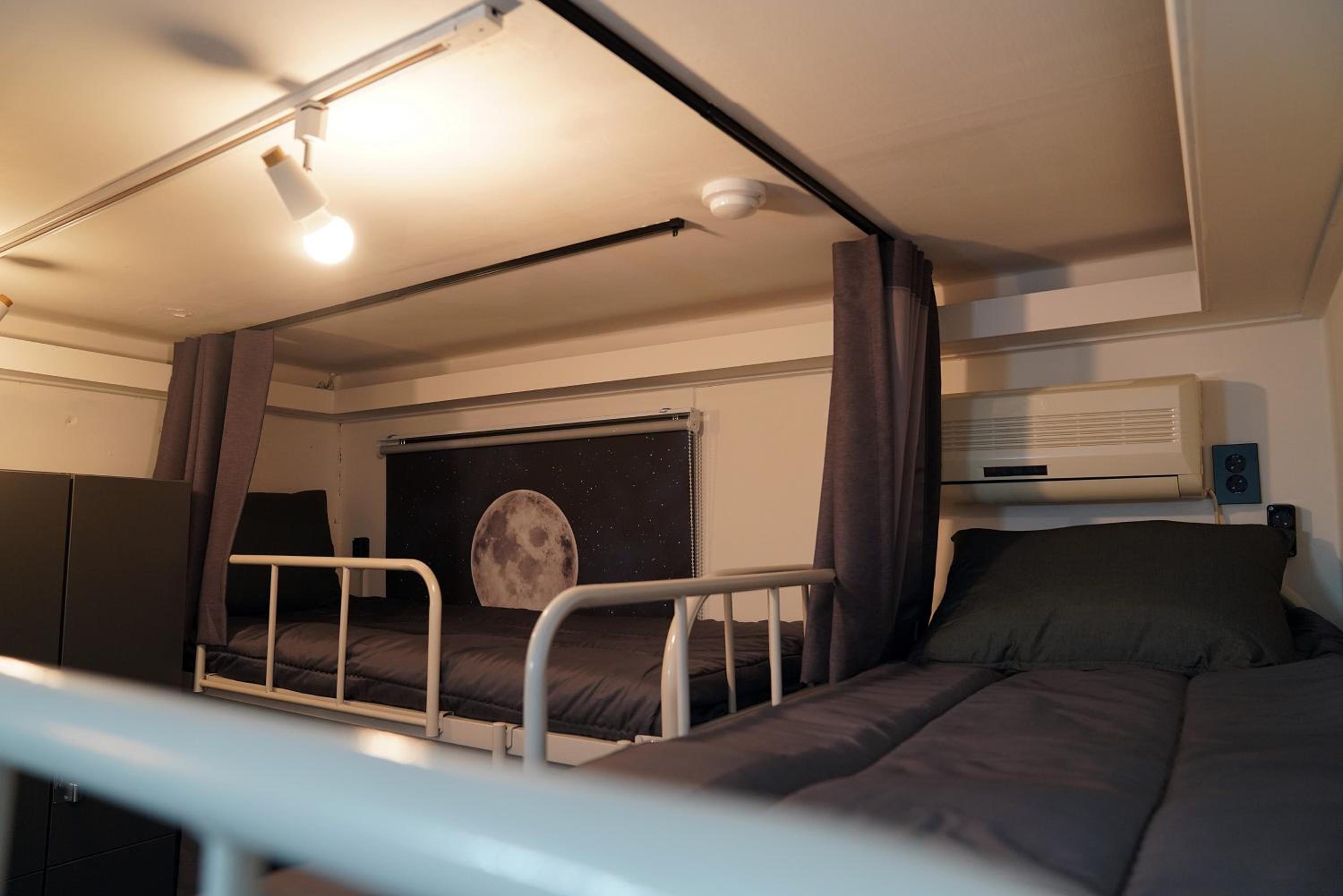 Quadruple Room with Private Bathroom - Photo 2