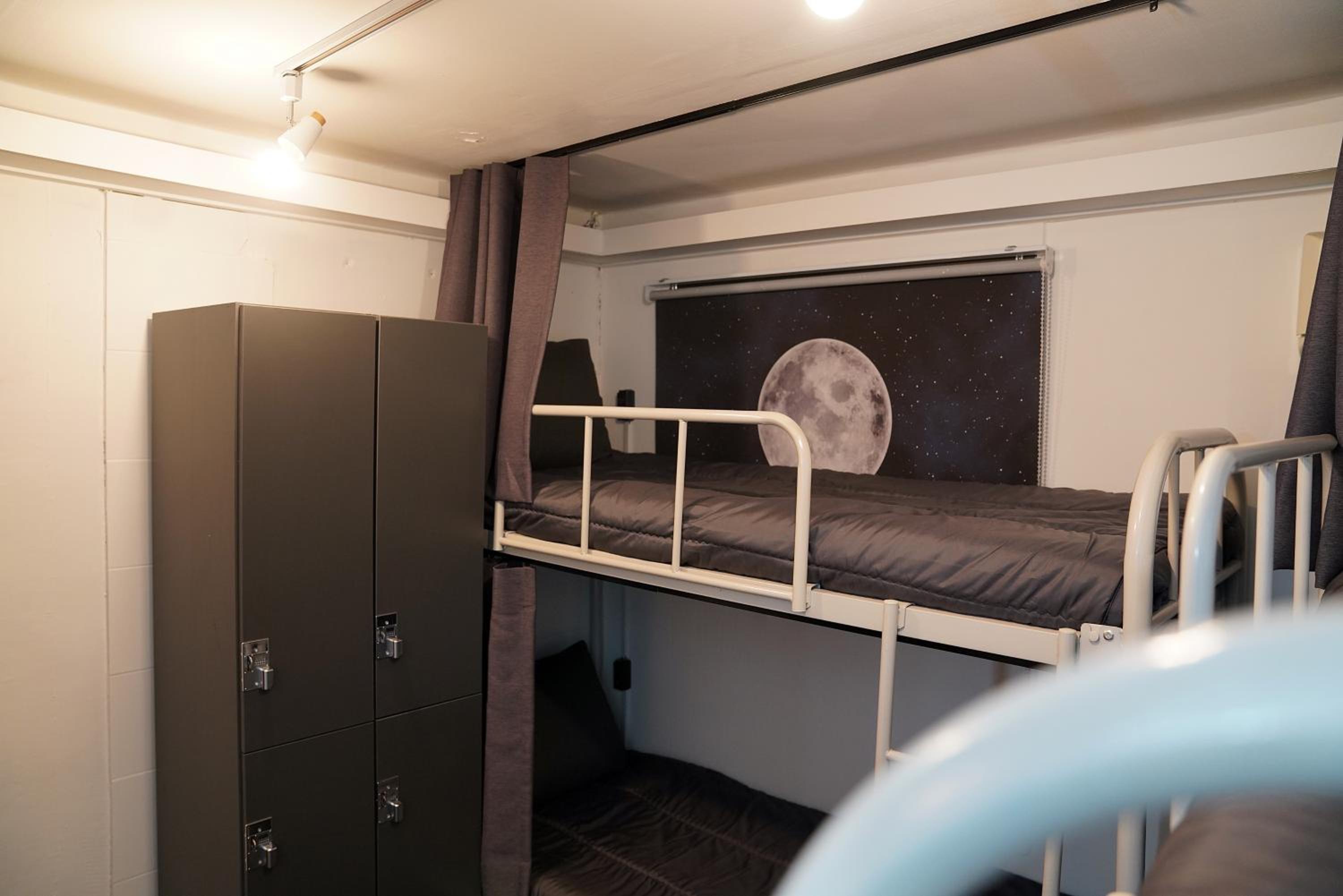 Quadruple Room with Private Bathroom - Photo 3