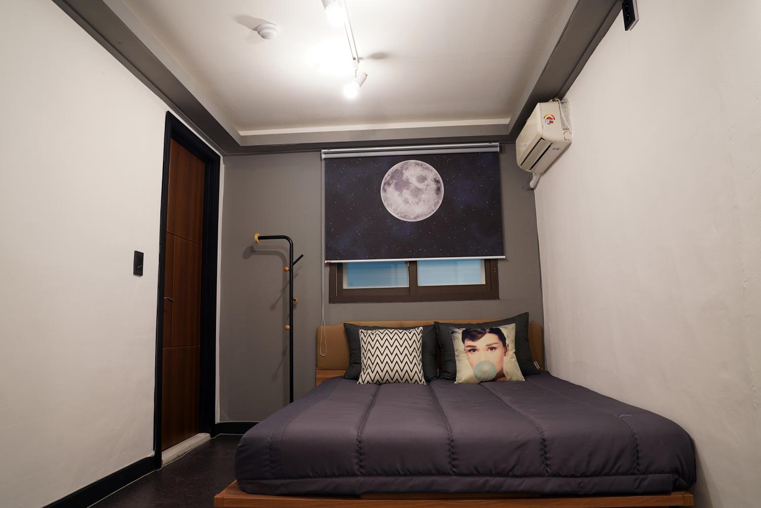 Double Room with Private Bathroom - Photo 13