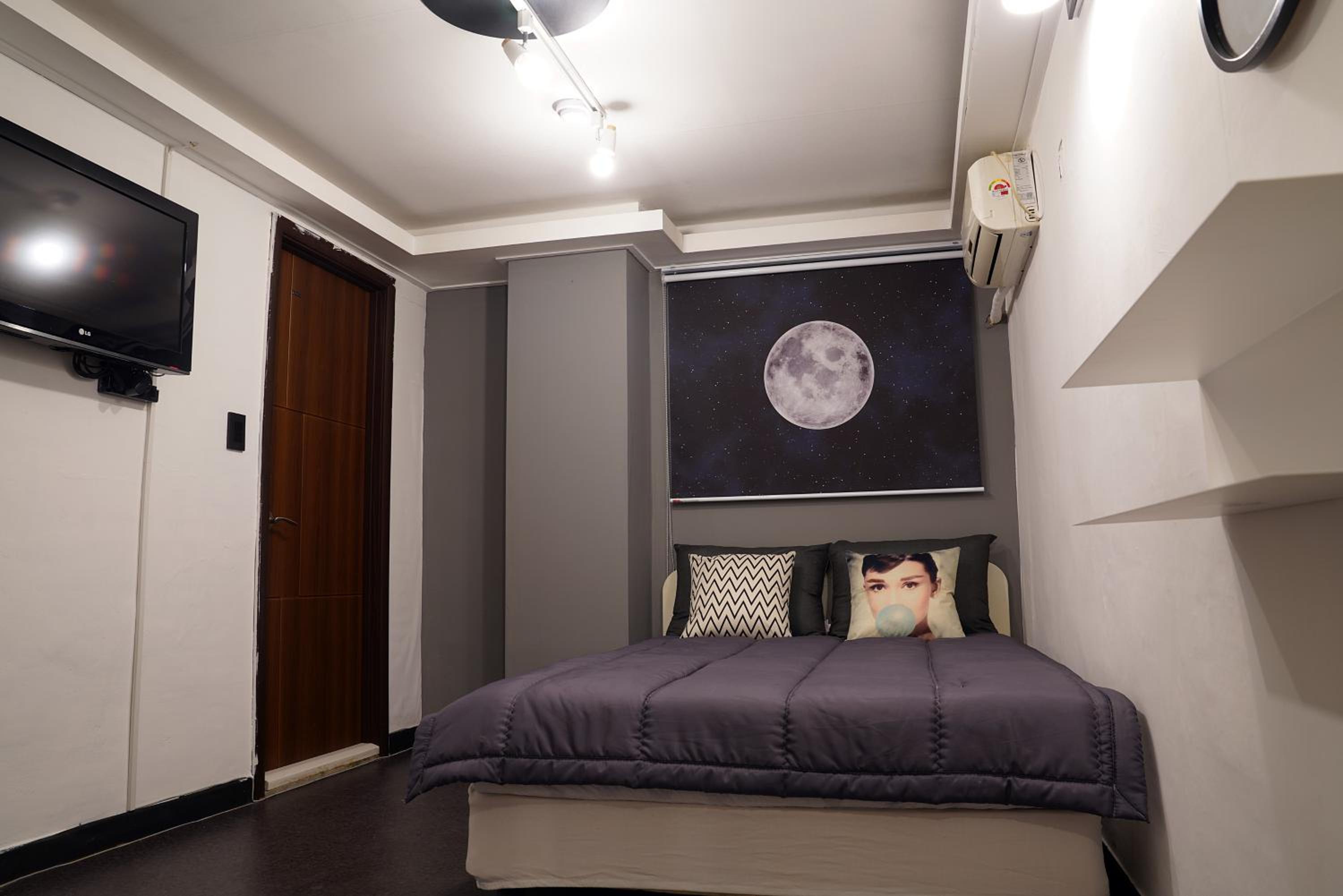 Double Room with Private Bathroom - Photo 9