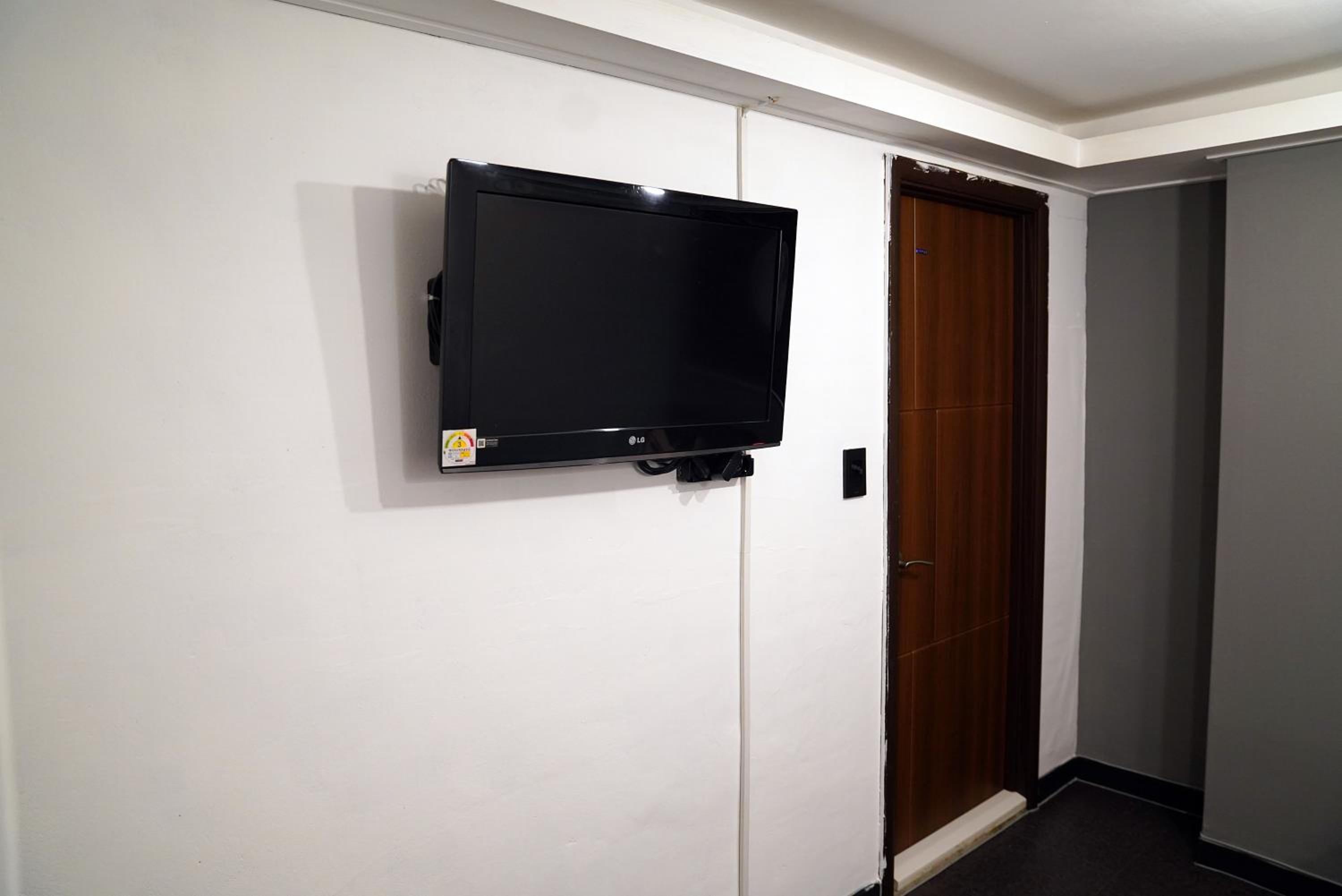 Double Room with Private Bathroom - Photo 12