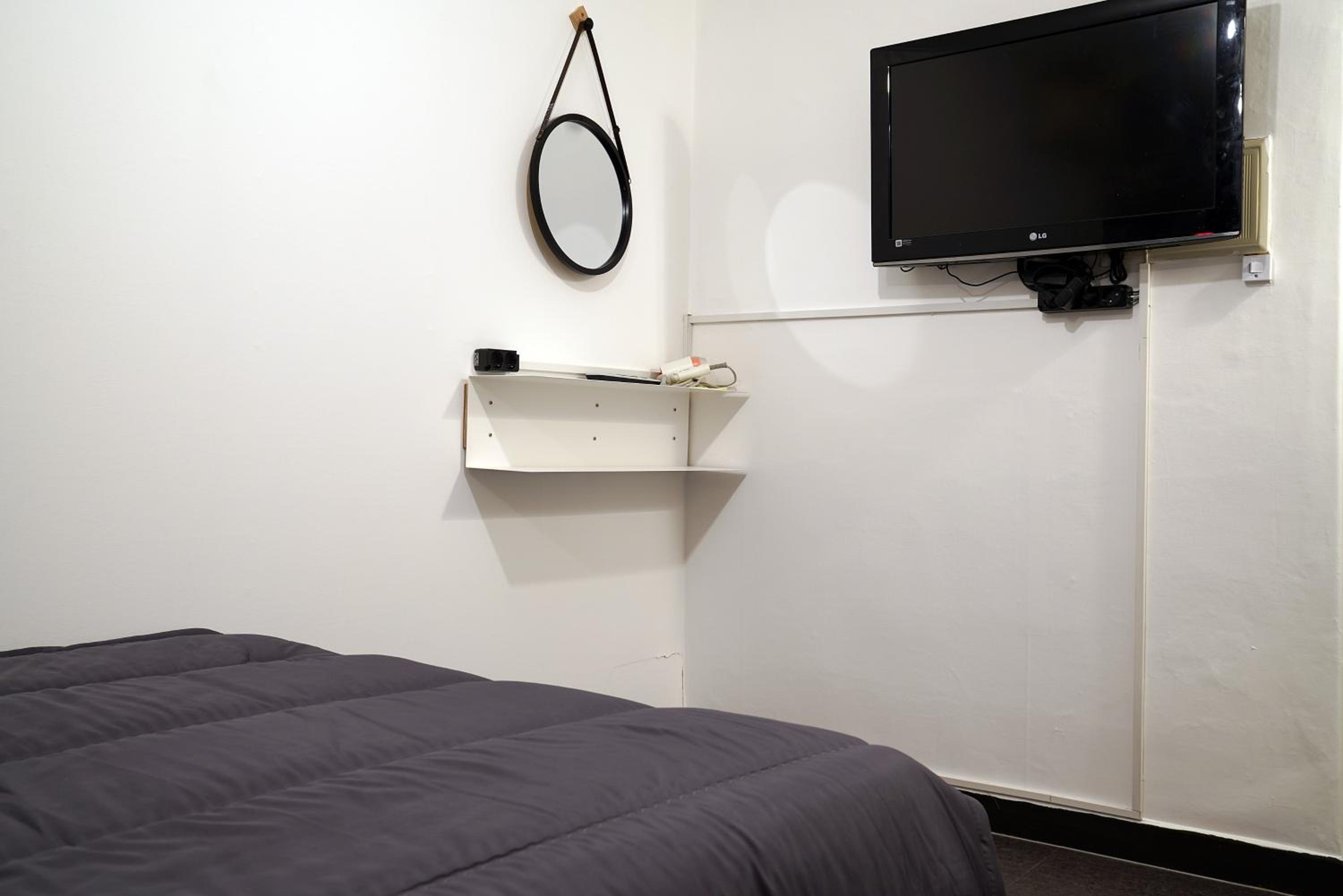 Double Room with Private Bathroom - Photo 3