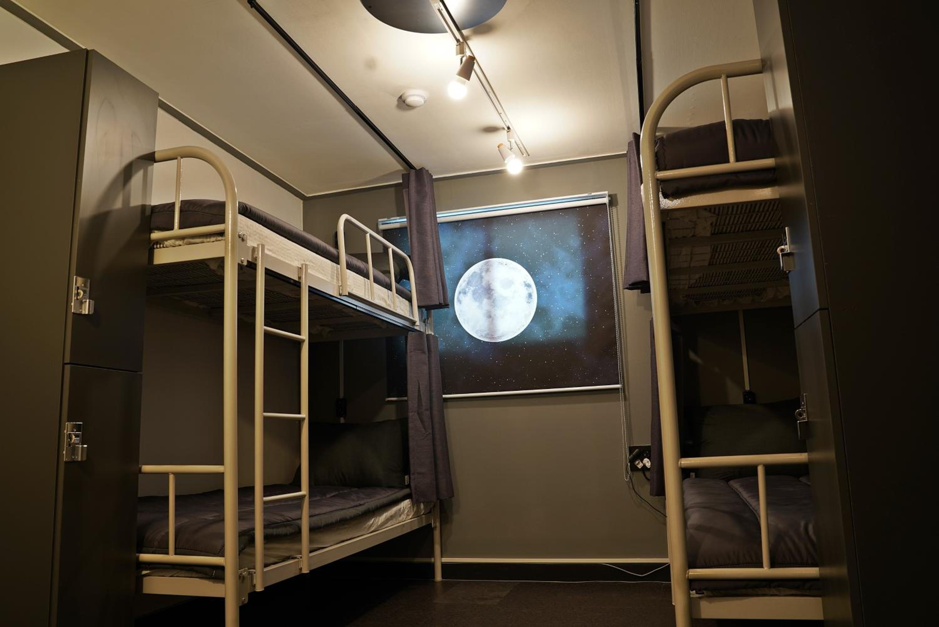 Quadruple Room with Private Bathroom - Photo 6