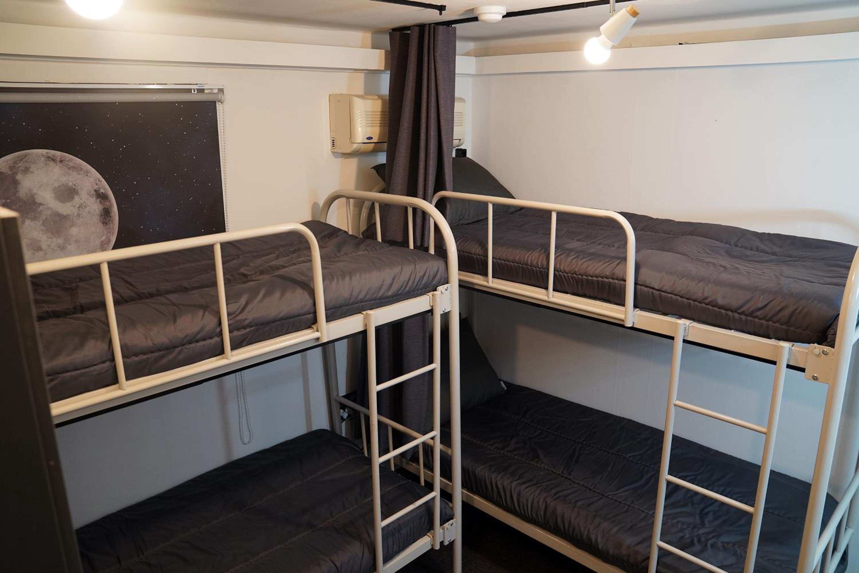 Quadruple Room with Private Bathroom - Photo 7