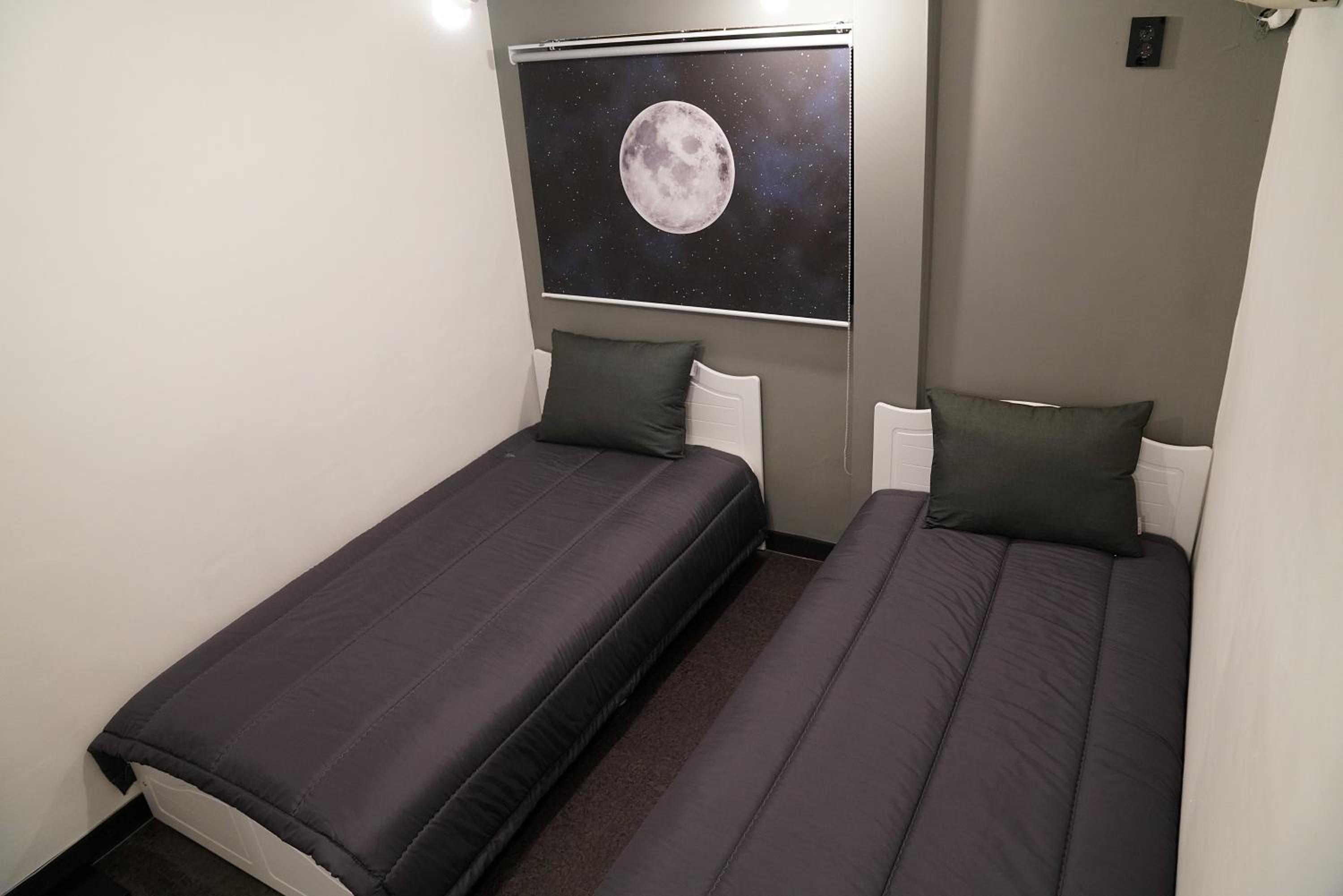 Standard Twin Room - Photo 7