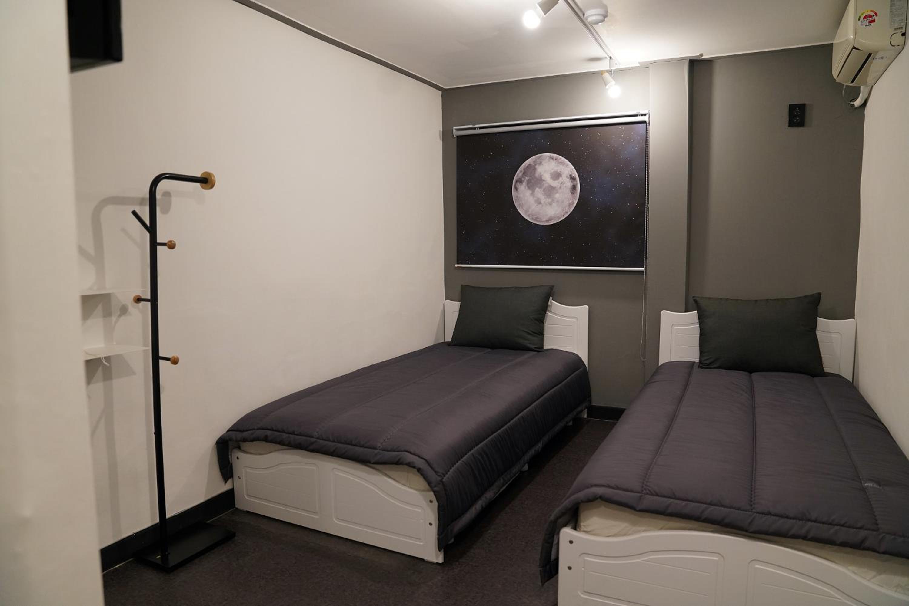 Standard Twin Room - Photo 6