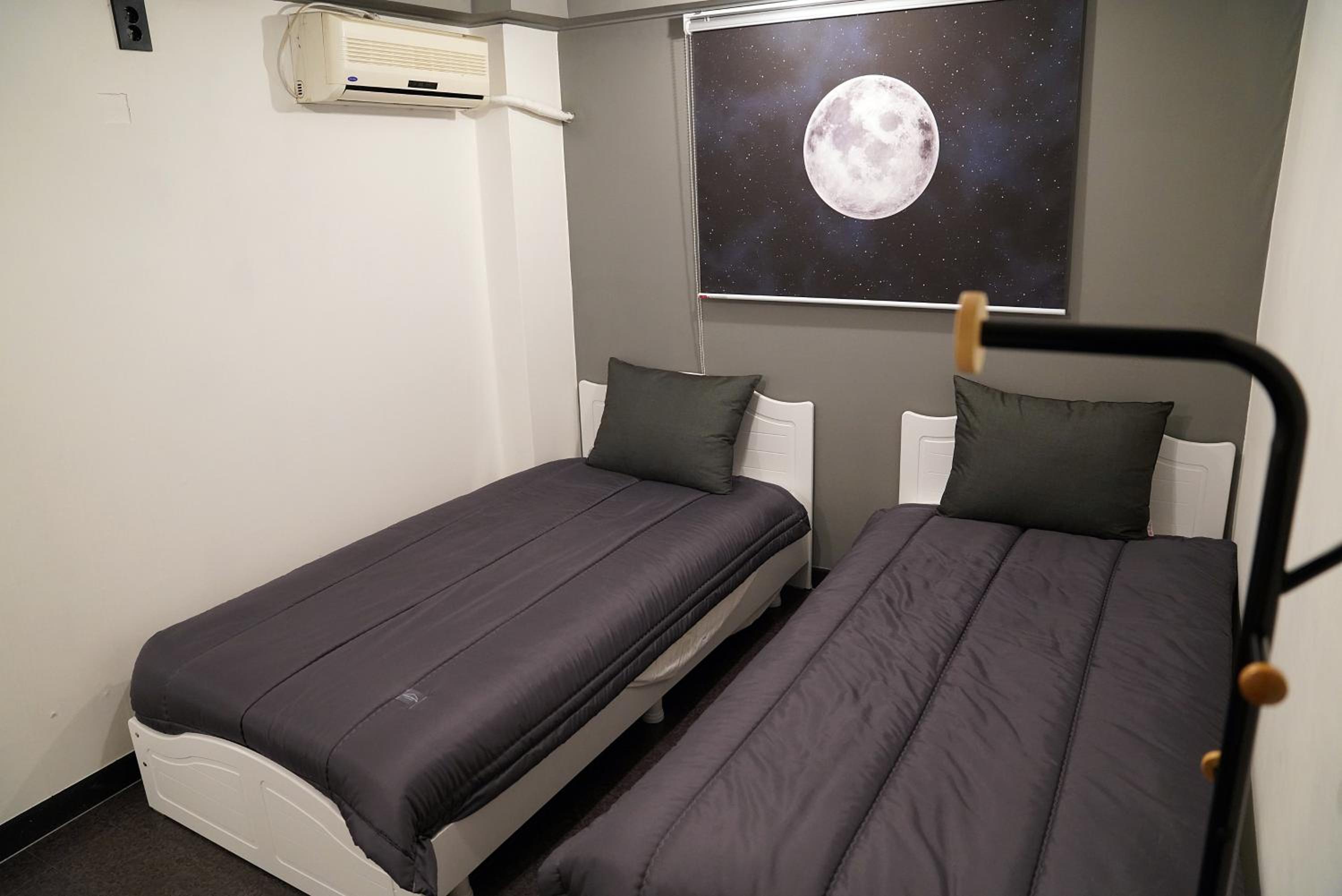 Standard Twin Room - Photo 3