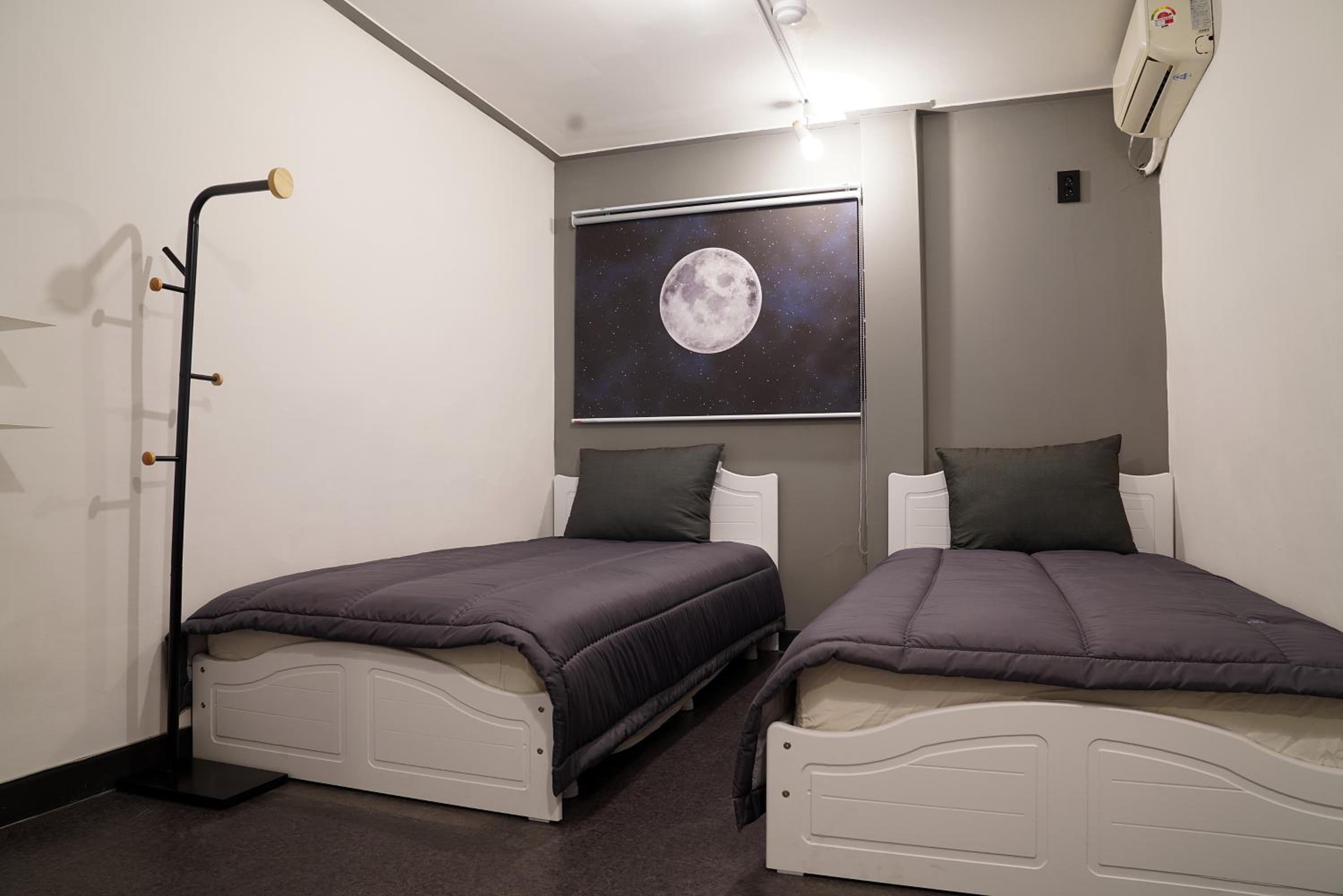 Standard Twin Room - Photo 2