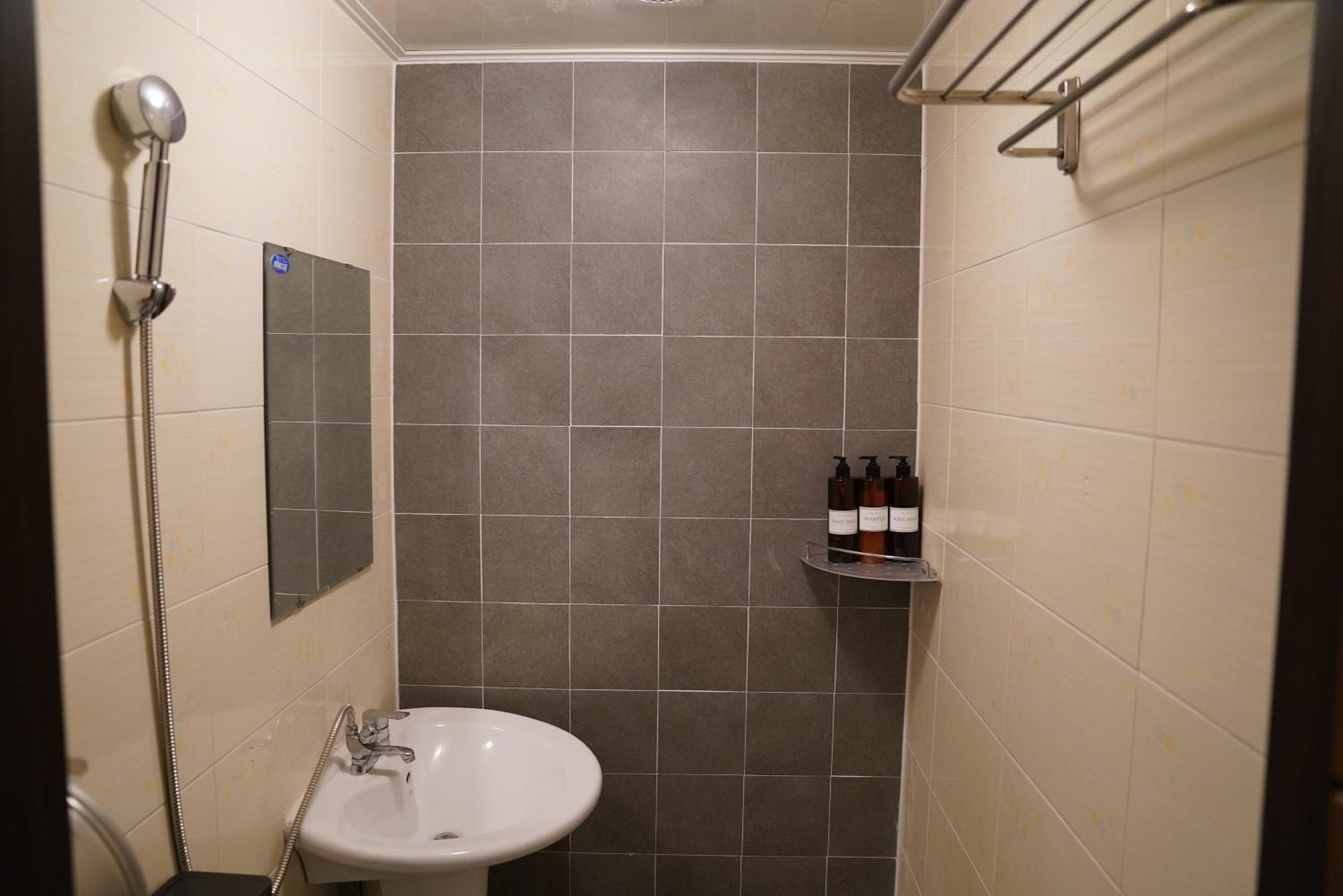 Quadruple Room with Private Bathroom - Photo 14