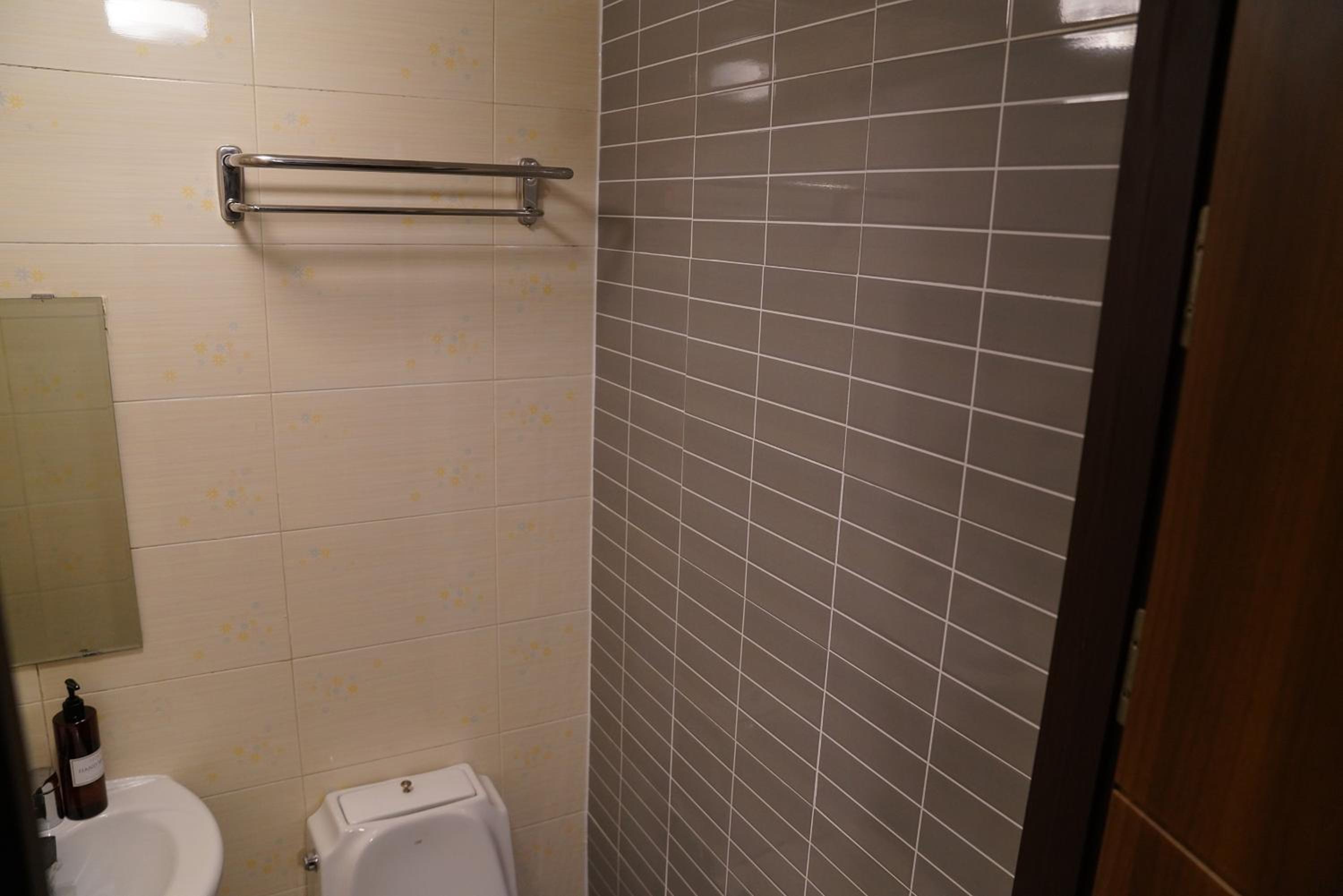 Quadruple Room with Private Bathroom - Photo 13