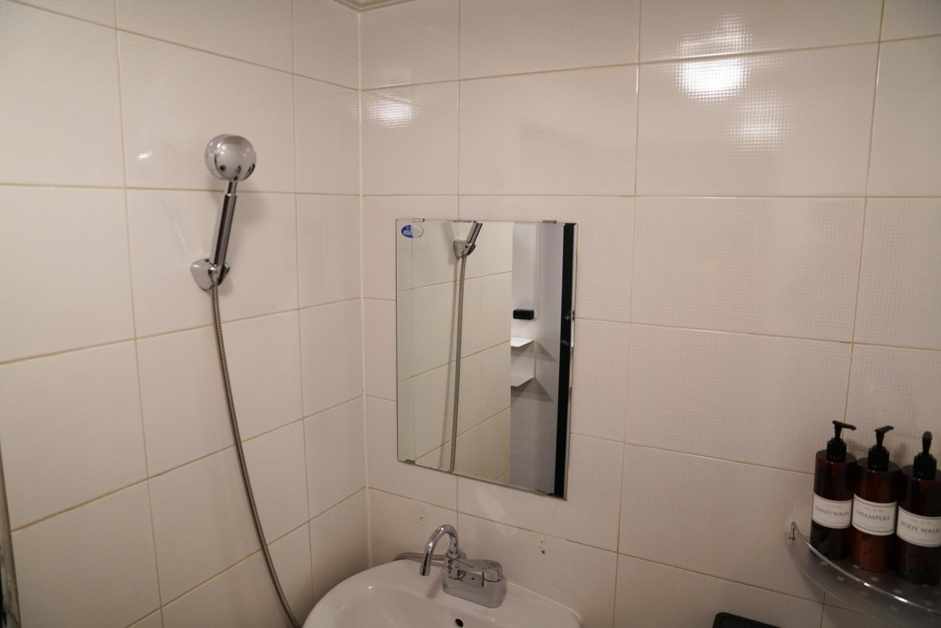 Double Room with Private Bathroom - Photo 7