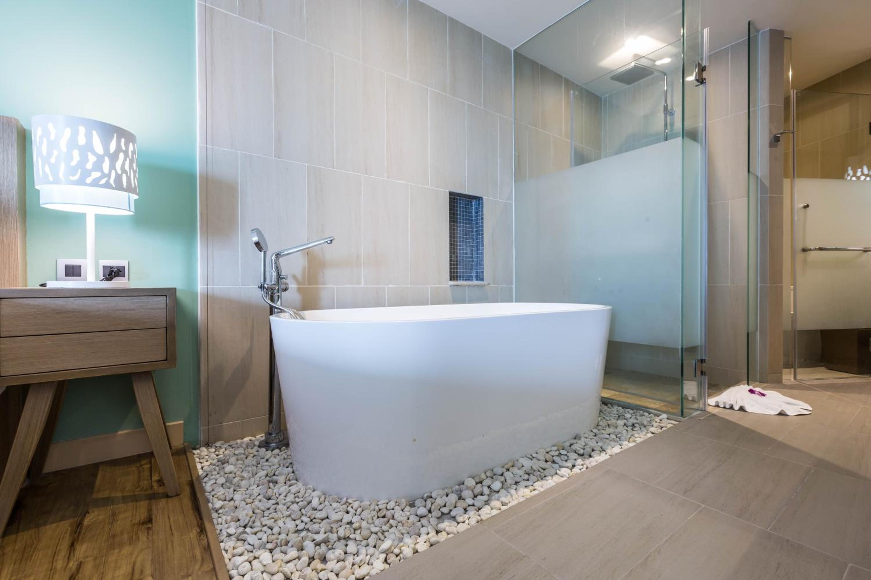 Deluxe Pool Access - Photo 5