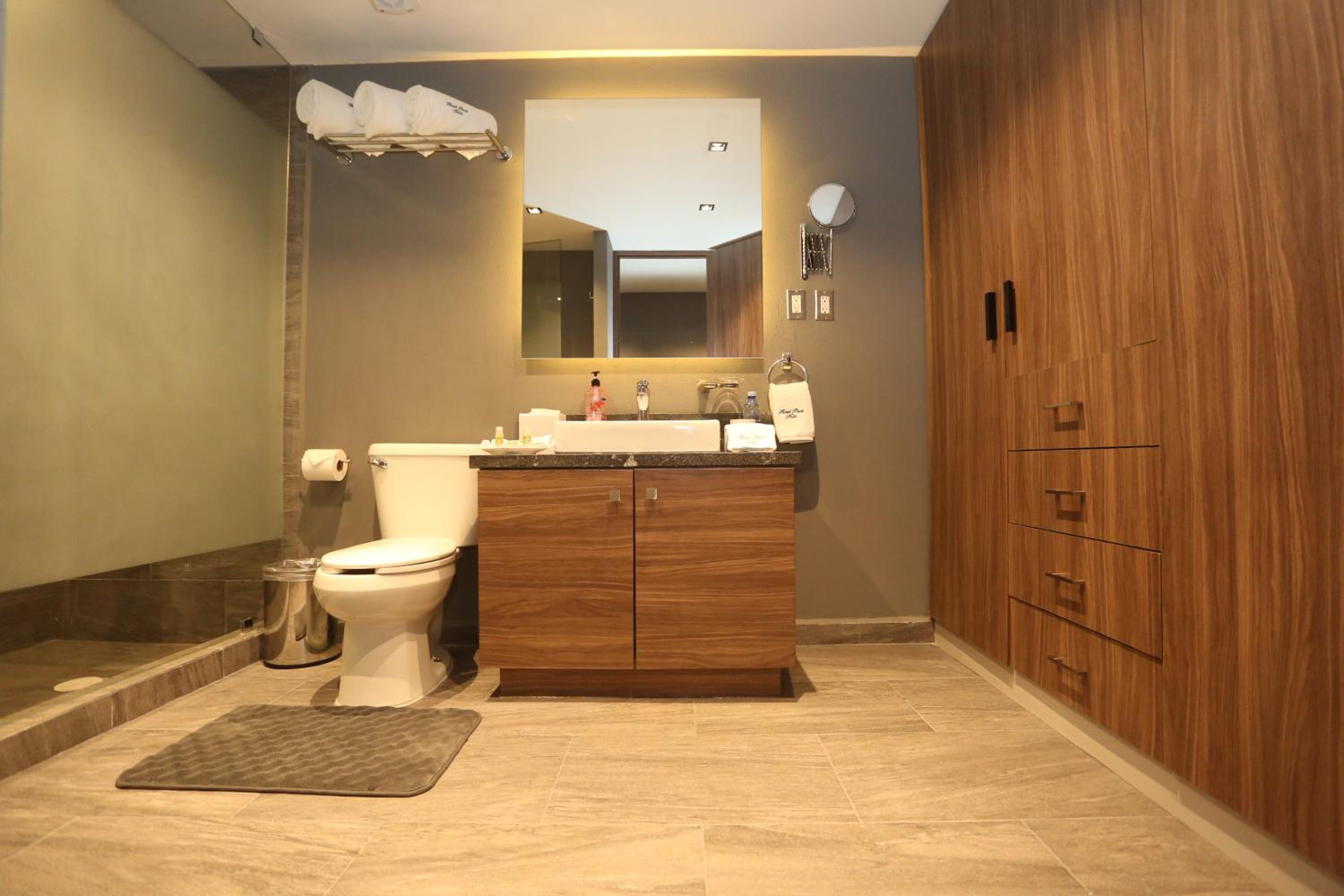Deluxe King Room - Photo 16