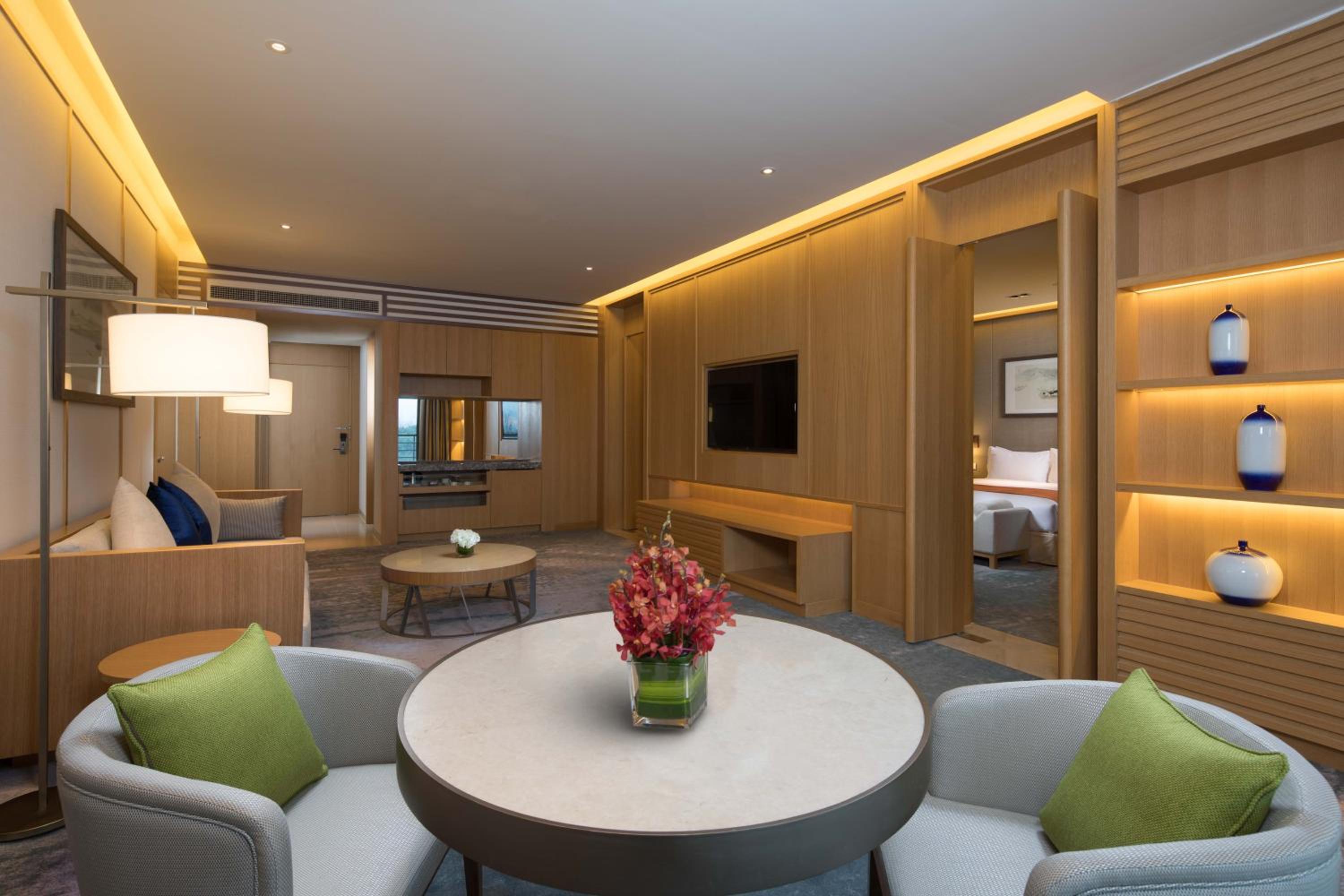 One-Bedroom King Suite with Lake View photo 2