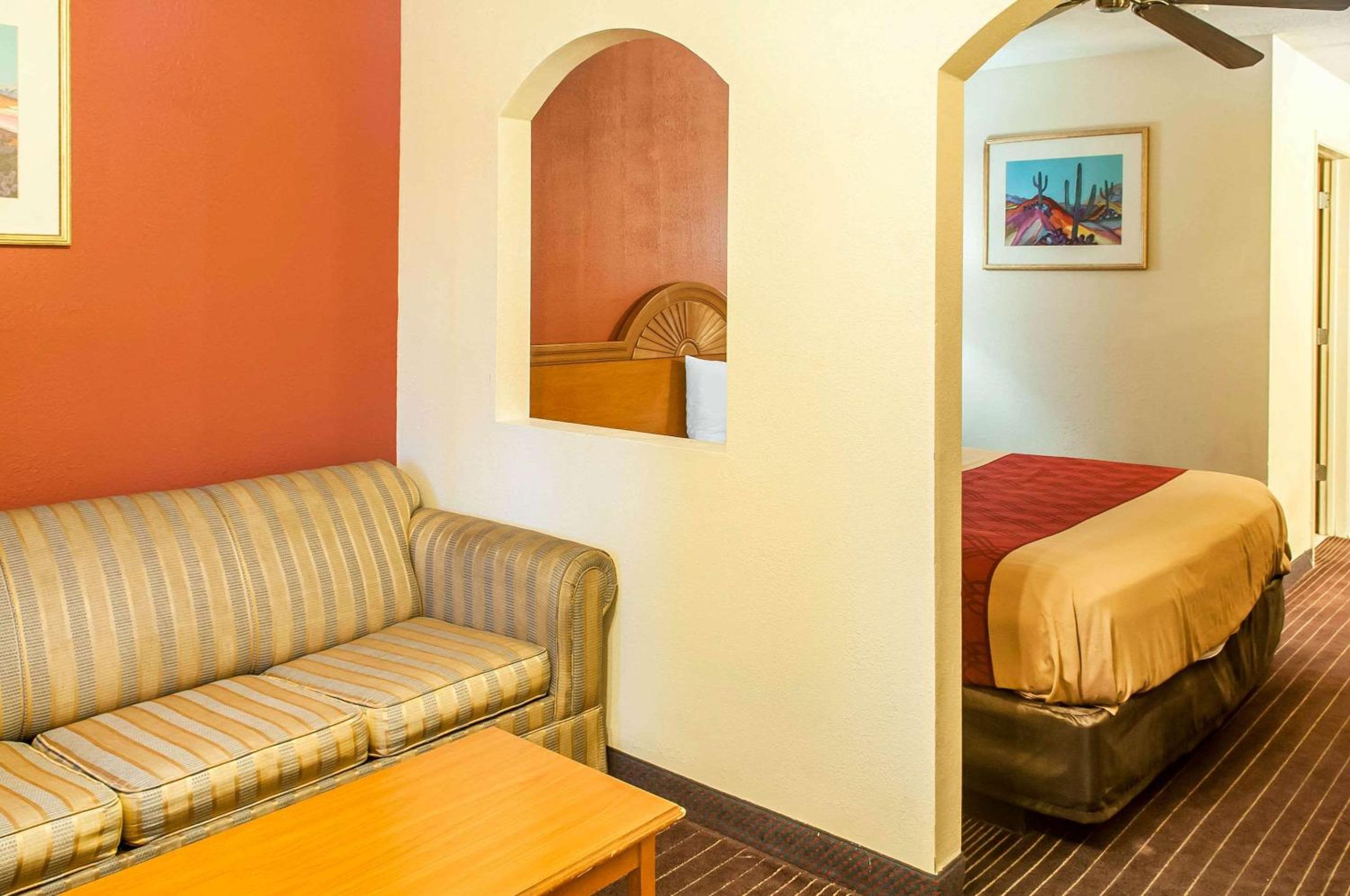 King Suite - Non-Smoking - Photo 6