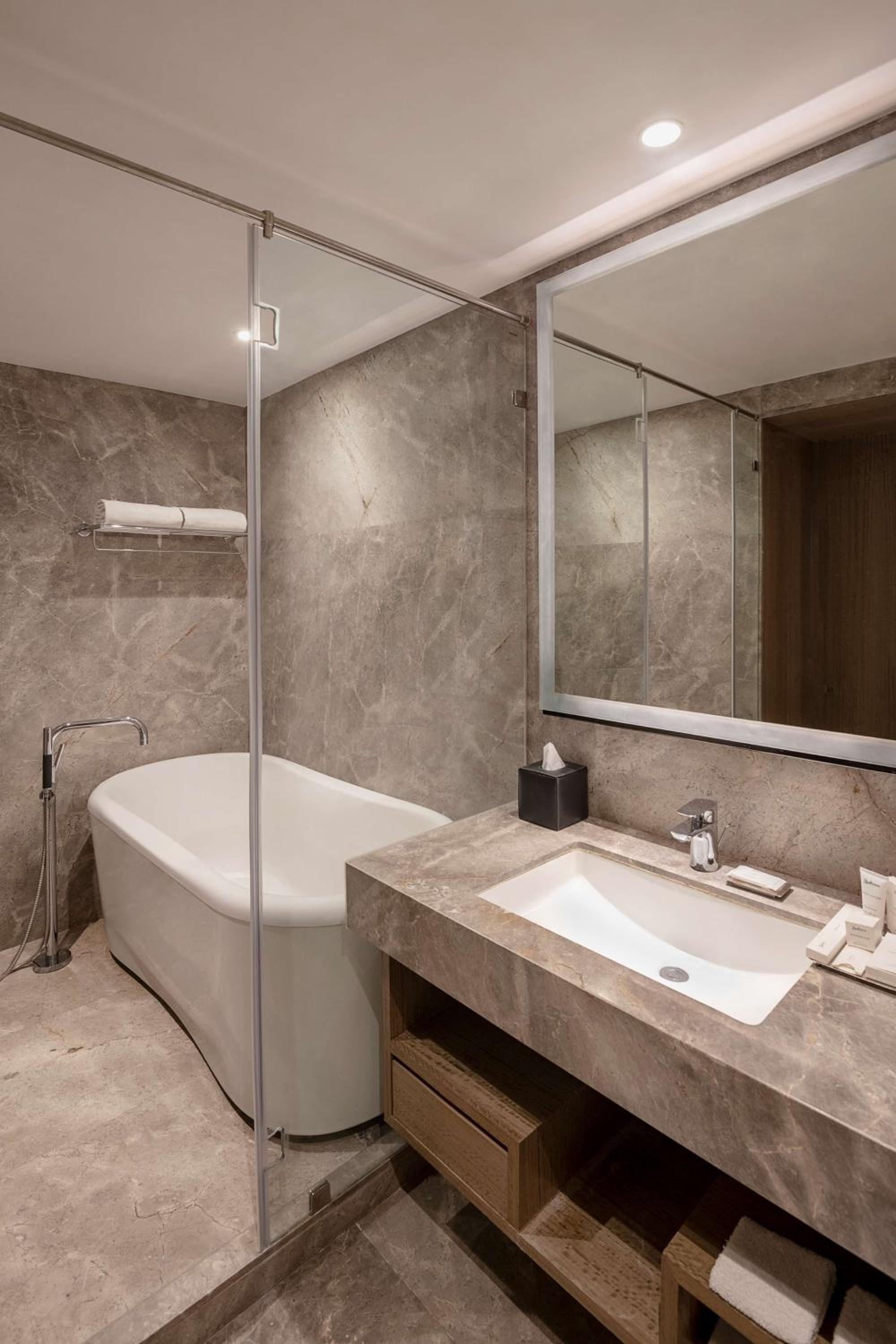 Suite with Bathtub with 15% off on Session of Spa and 10% off on Laundry Services , free snacks, soft drinks & fruit platter , Airport Drop to T1 & T2 , Early Check-In & Late Check-out
