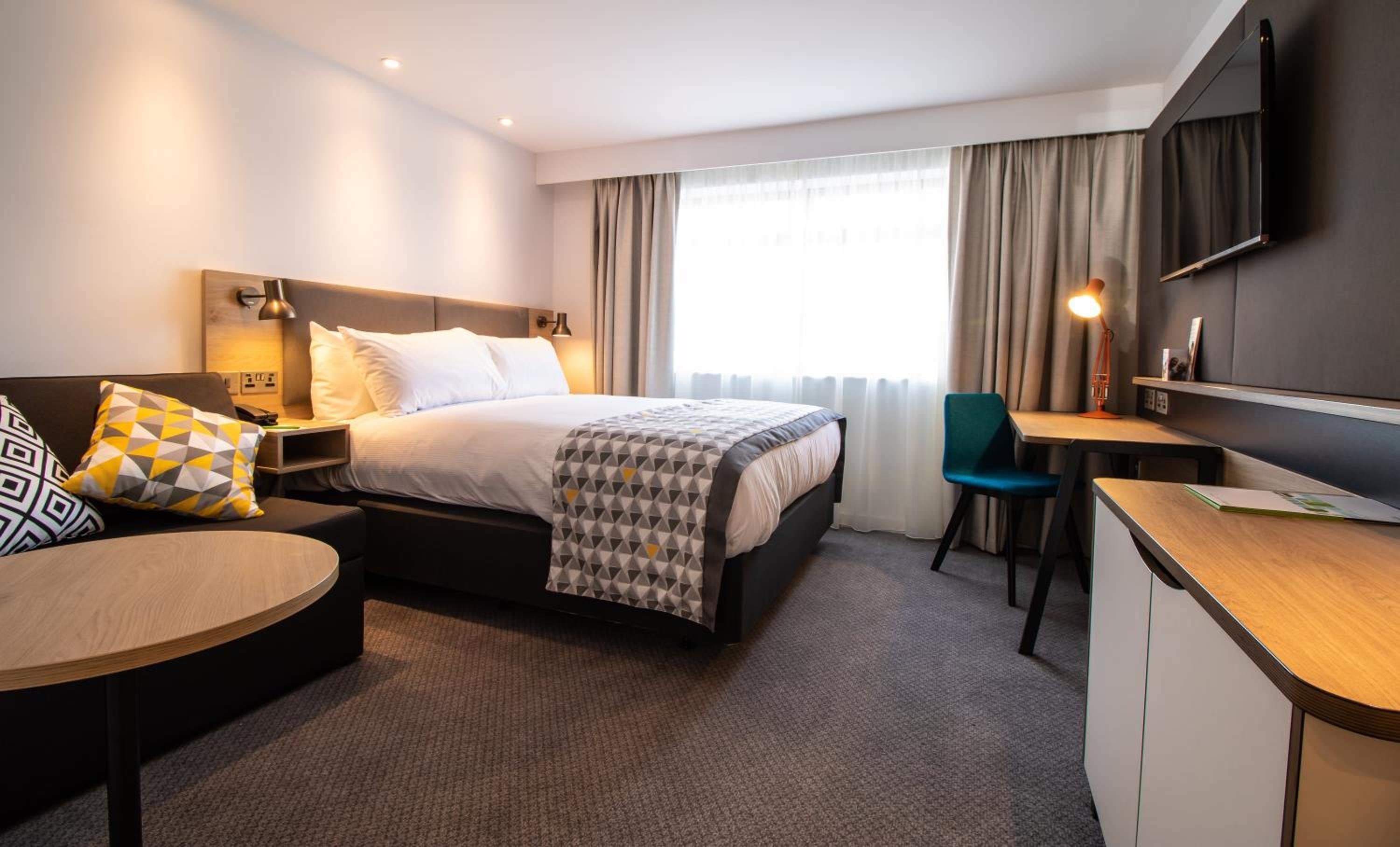 Standard Queen Room with Sofa Bed - Photo 20