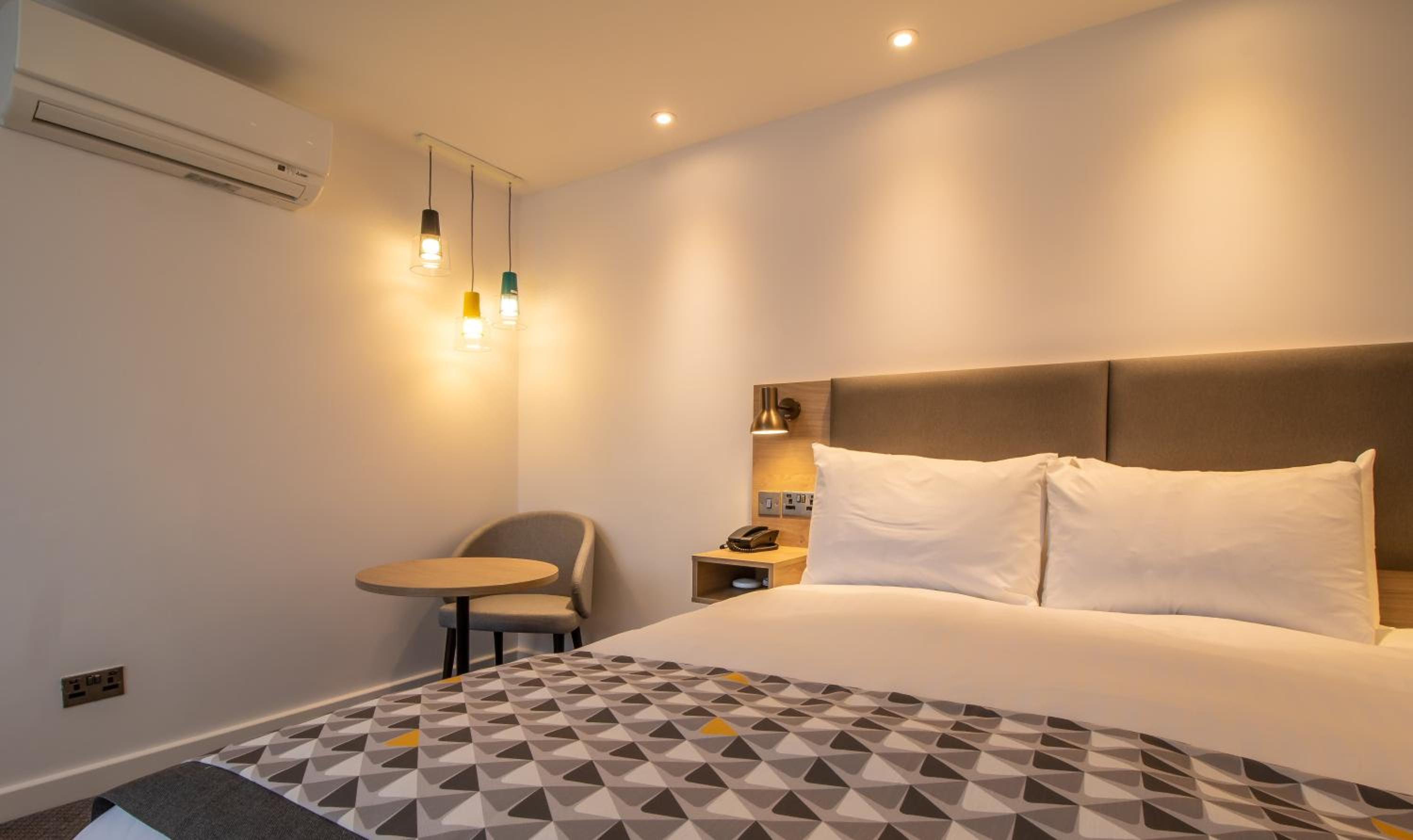 Standard Queen Room - Disability Access - Photo 13