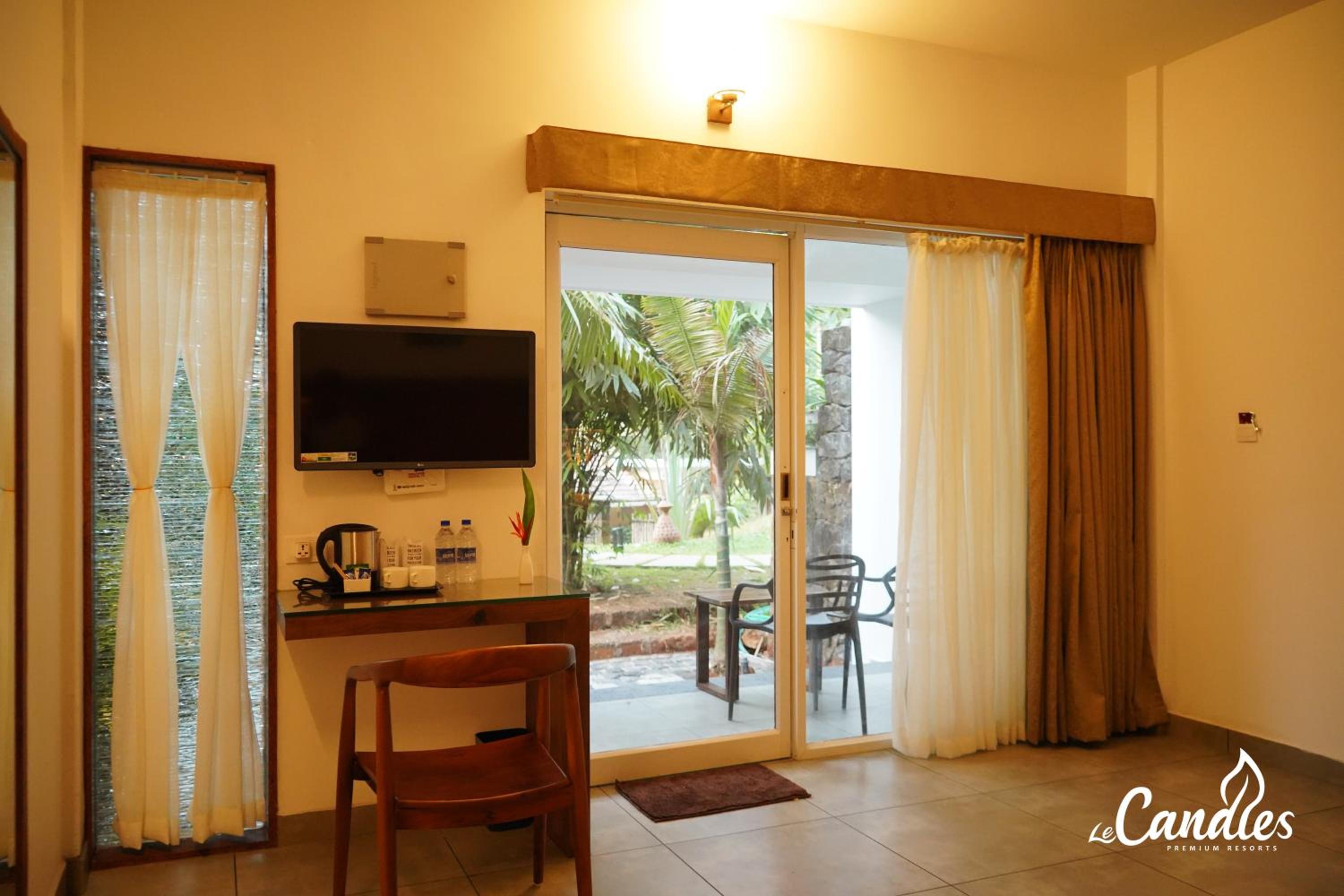 Deluxe Double Room with Balcony - Photo 4