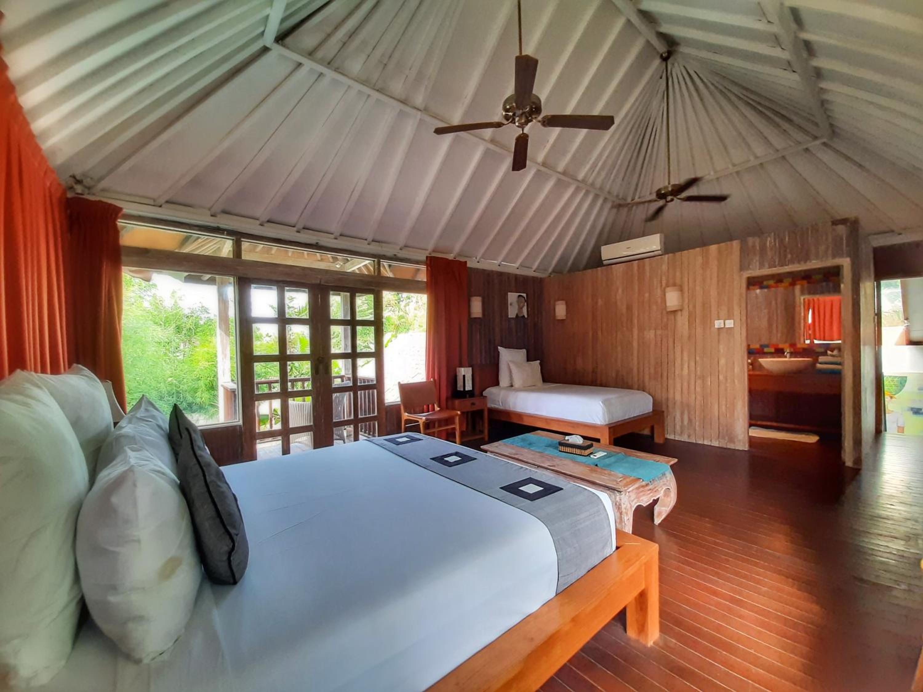 Four-Bedroom Villa with Private Pool - Photo 4