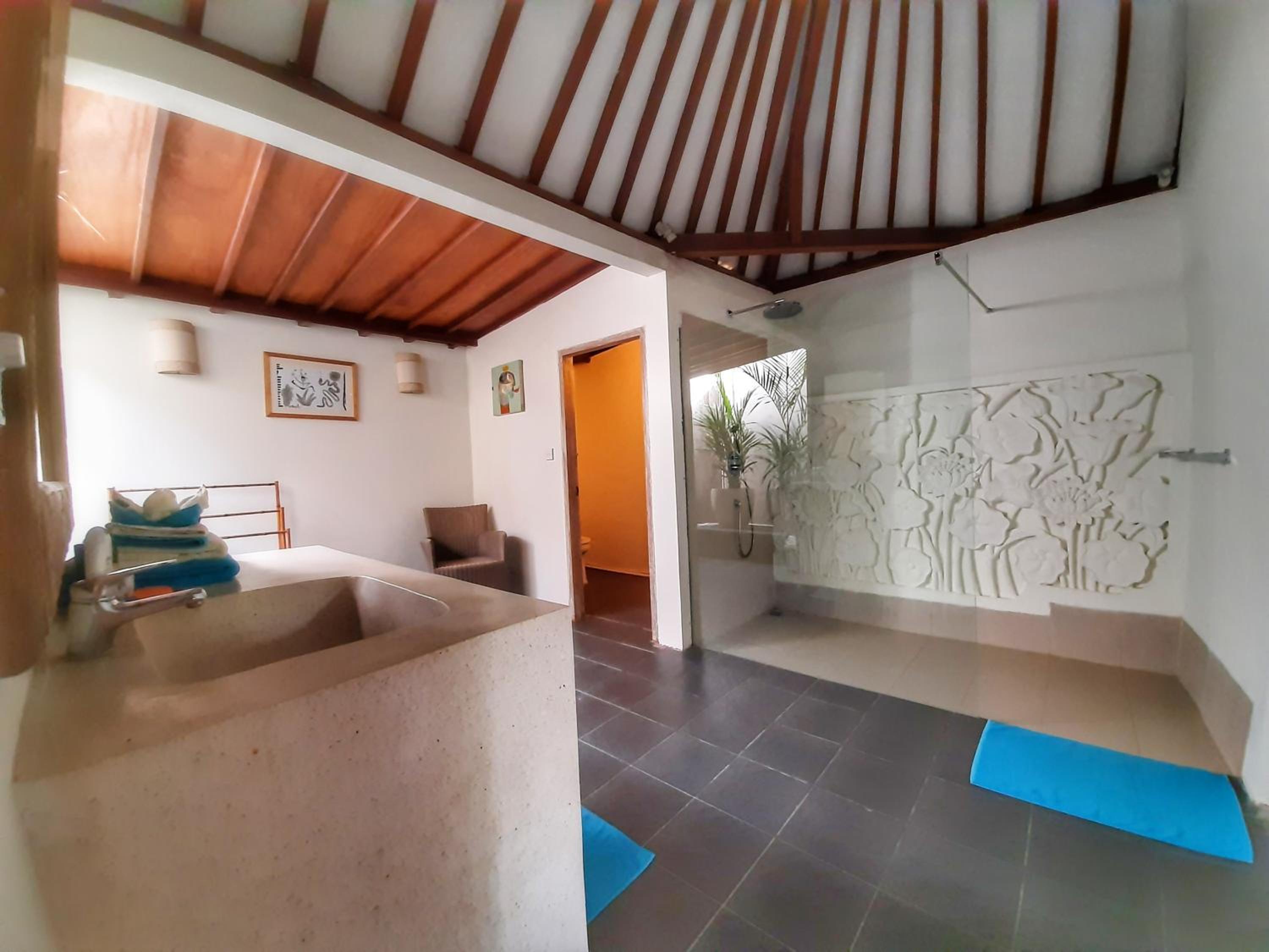 Four-Bedroom Villa with Private Pool - Photo 2