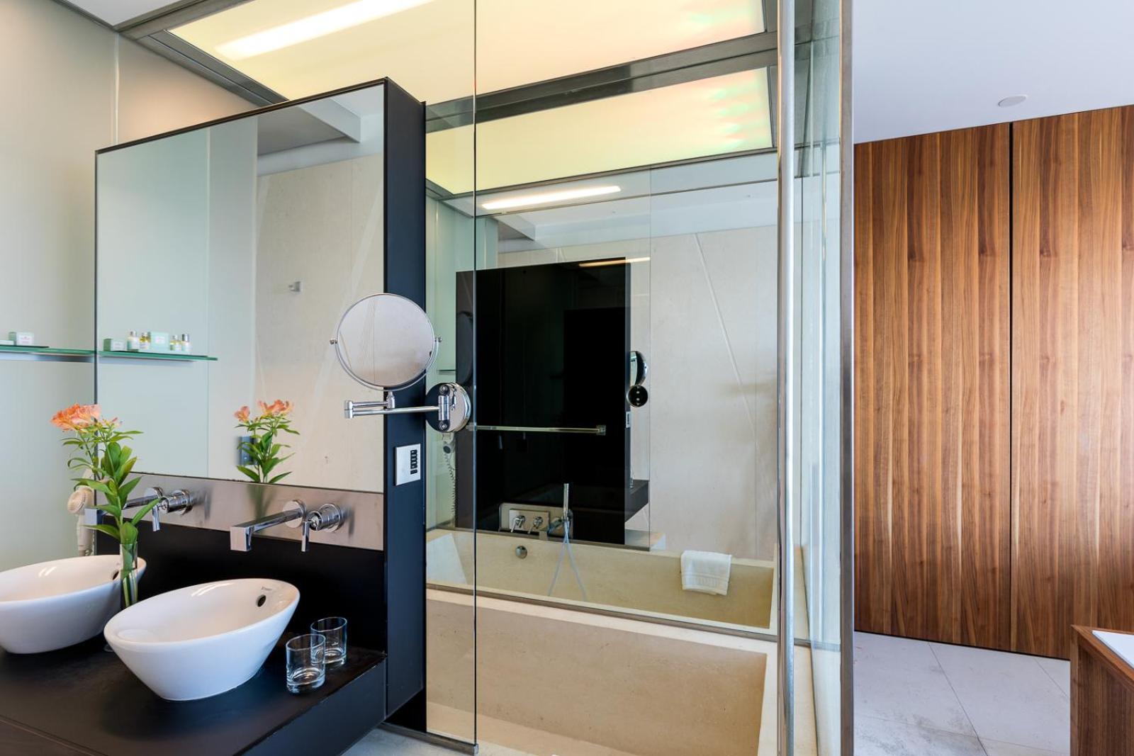 Double or Twin Room with Extra Bed (3 Adults) - Photo 4