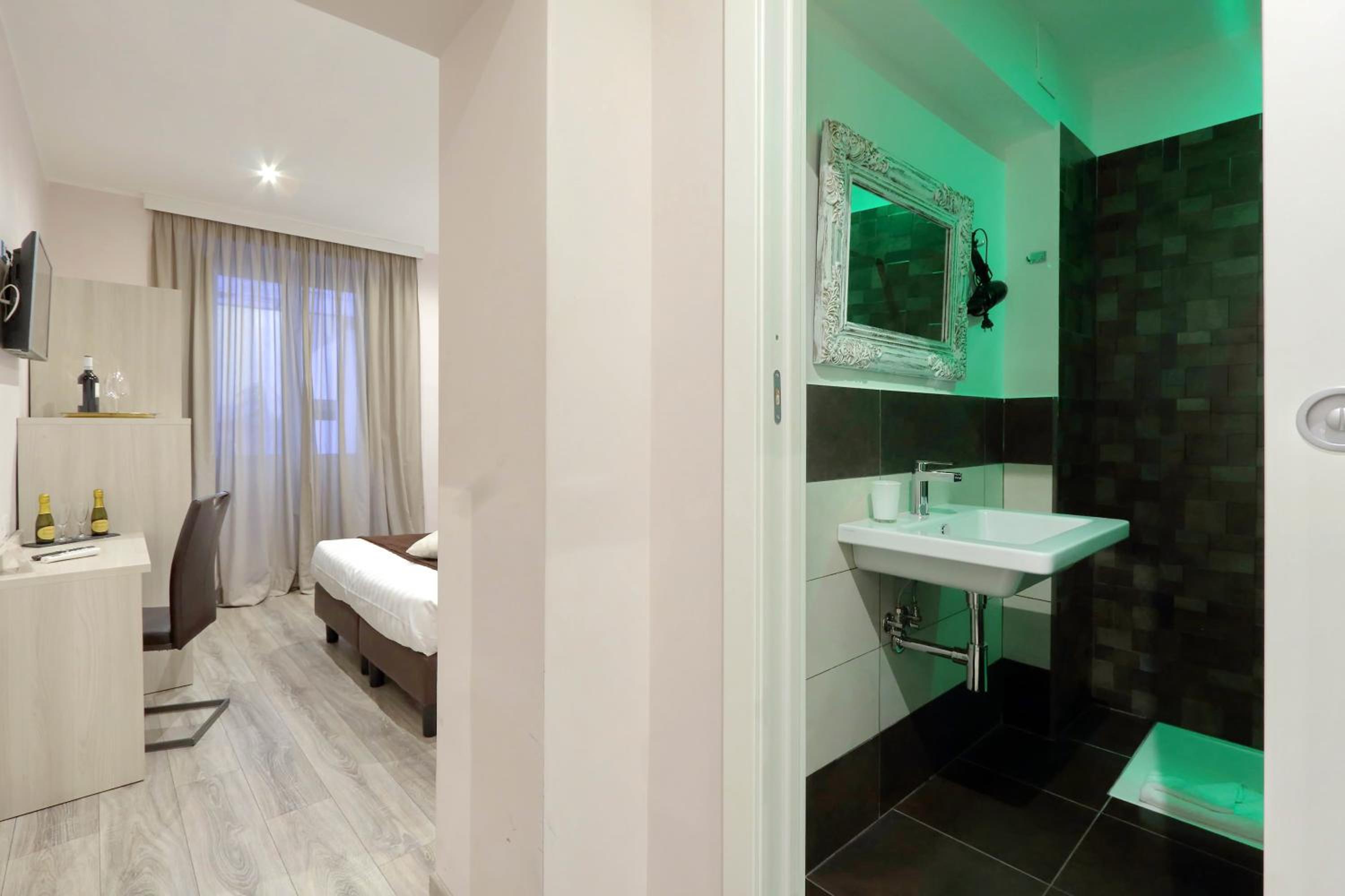 Double Room with Patio photo 3