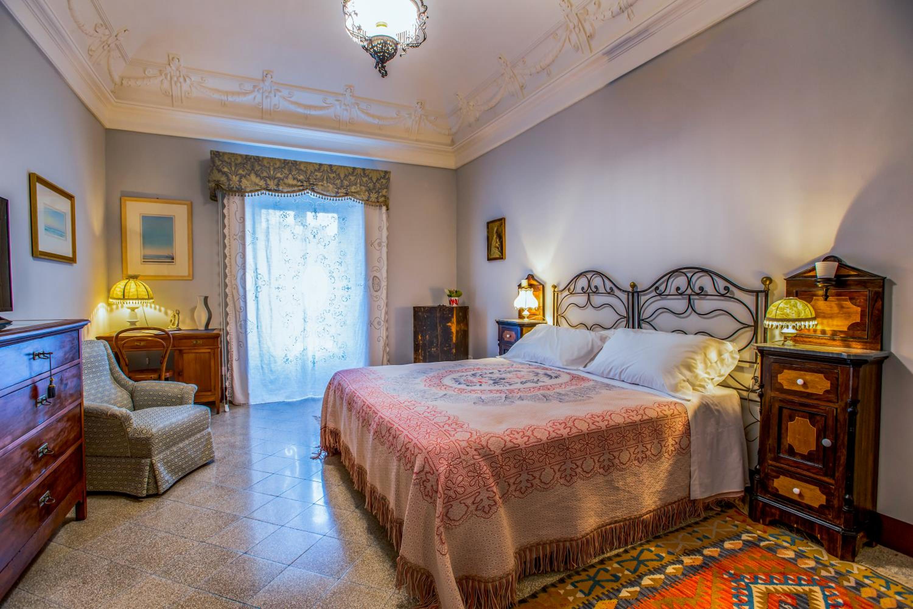 Deluxe Double Room with Balcony - Photo 10