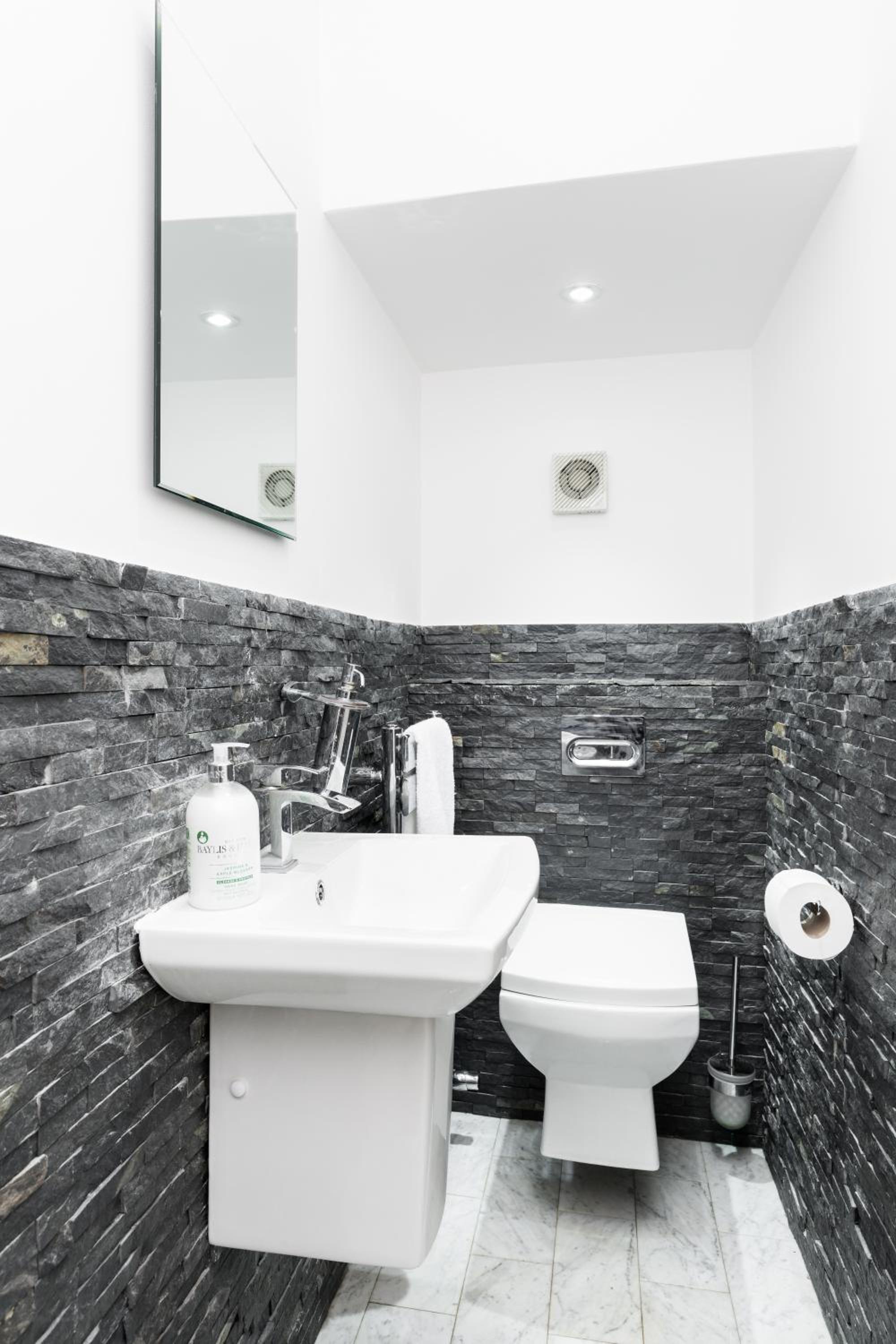 Four-Bedroom House - Photo 6