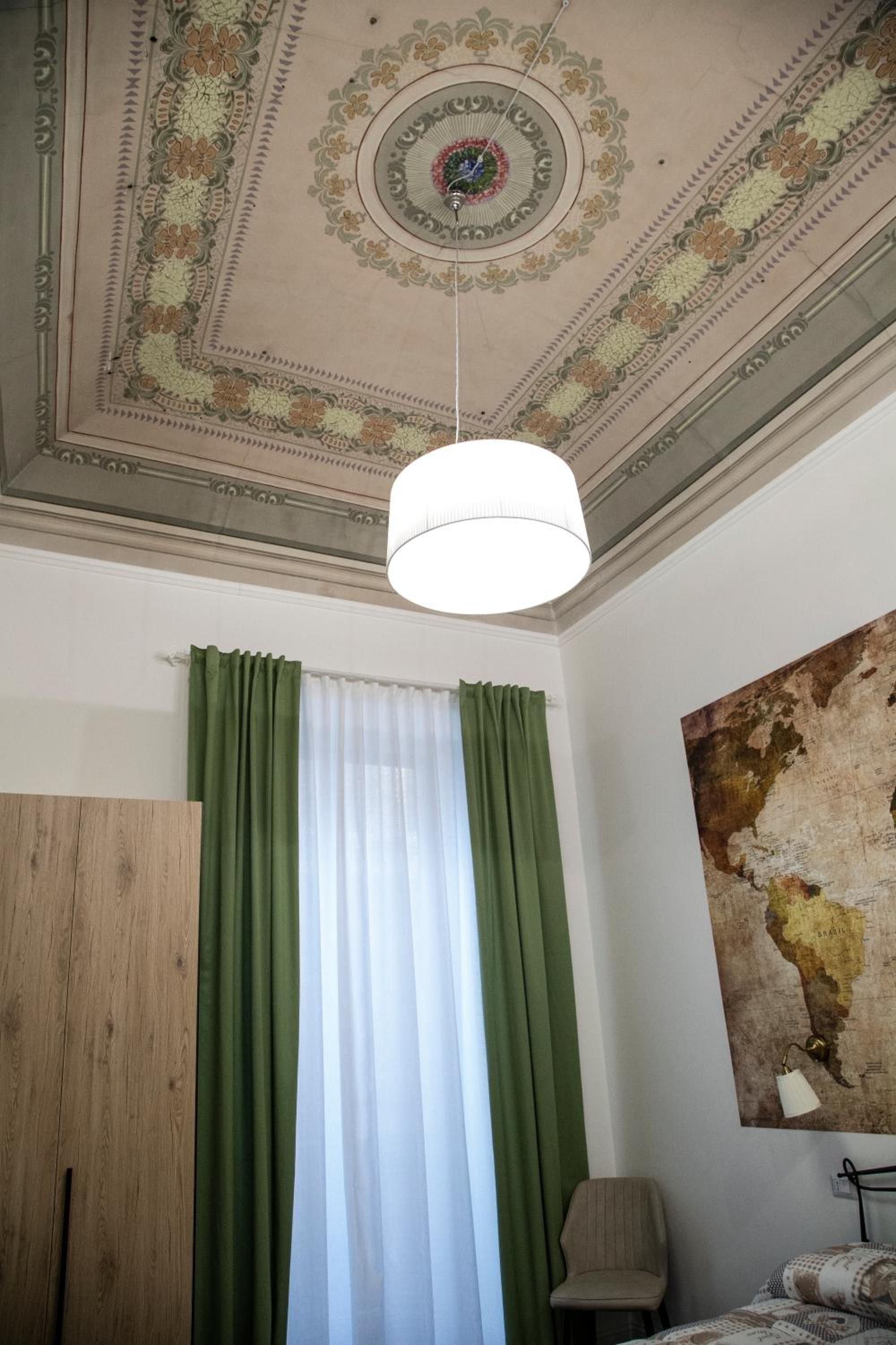 Junior Suite with Balcony - Photo 10