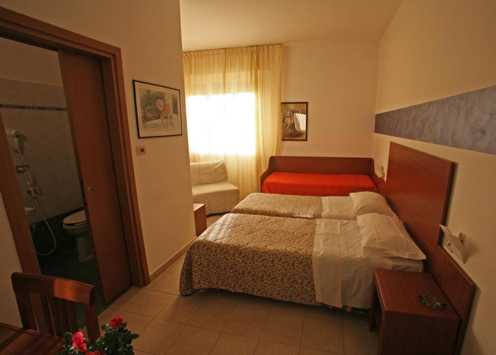Double Room With Extra Bed photo 2