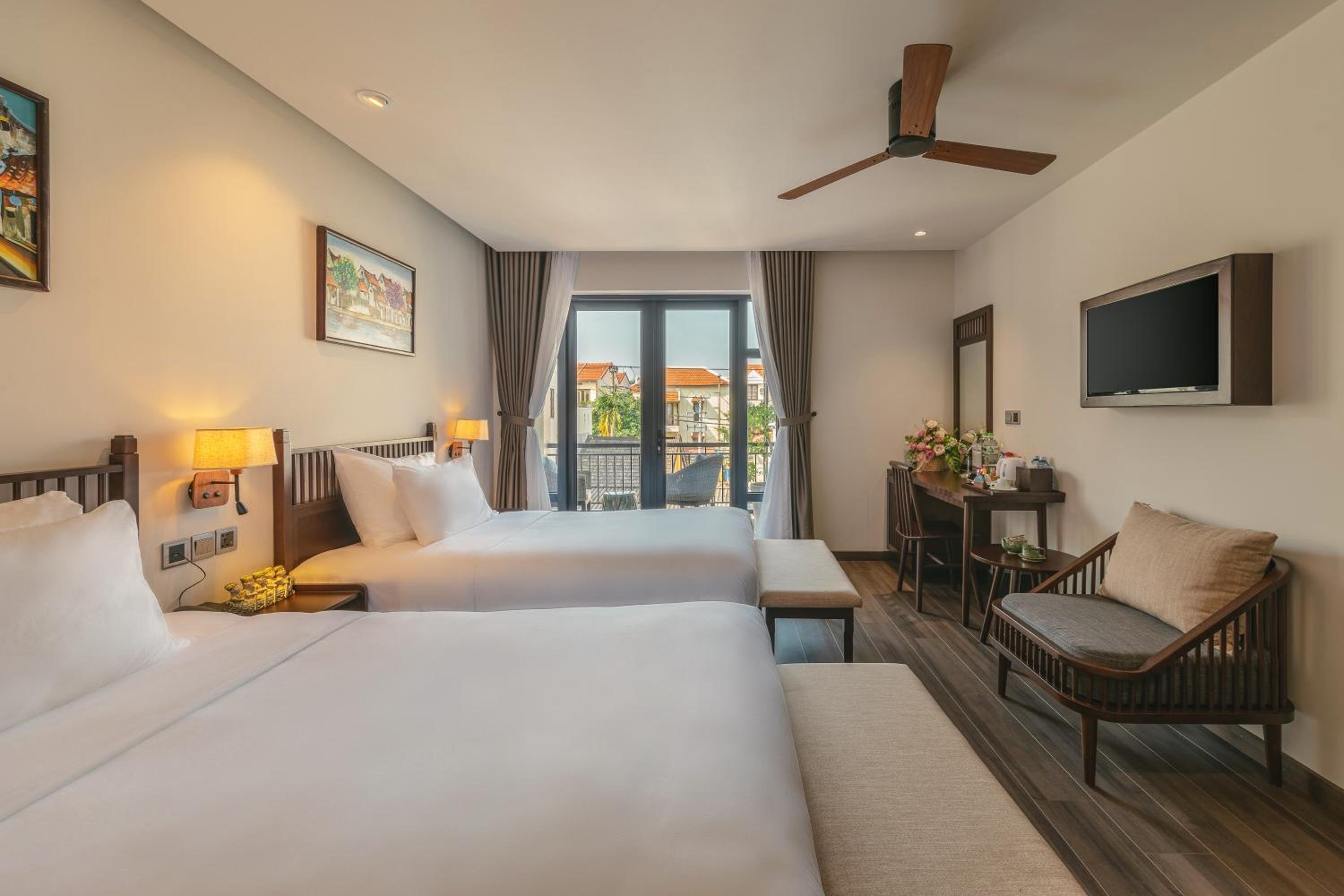 Twin Room with Balcony - Photo 17
