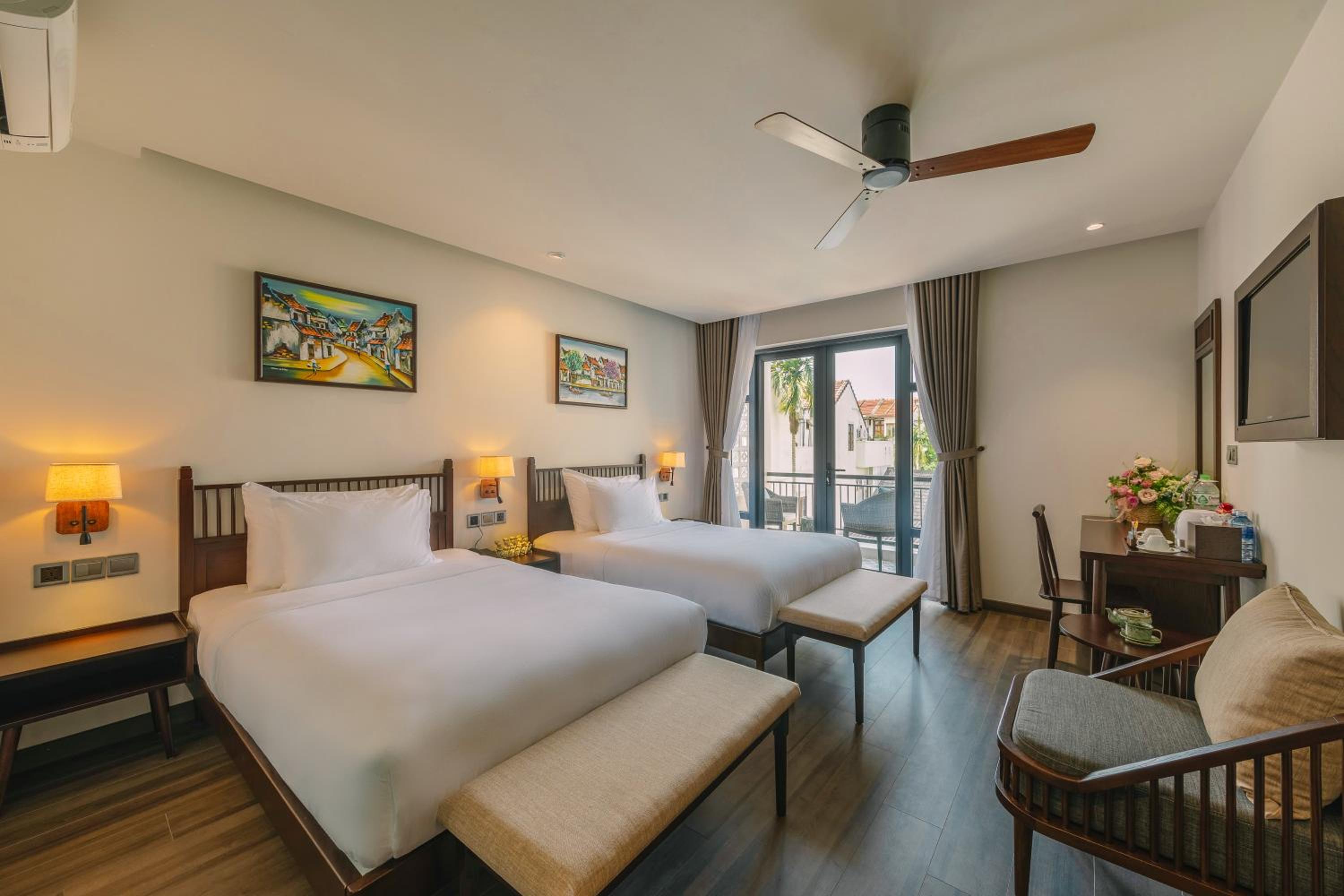 Twin Room with Balcony - Photo 14