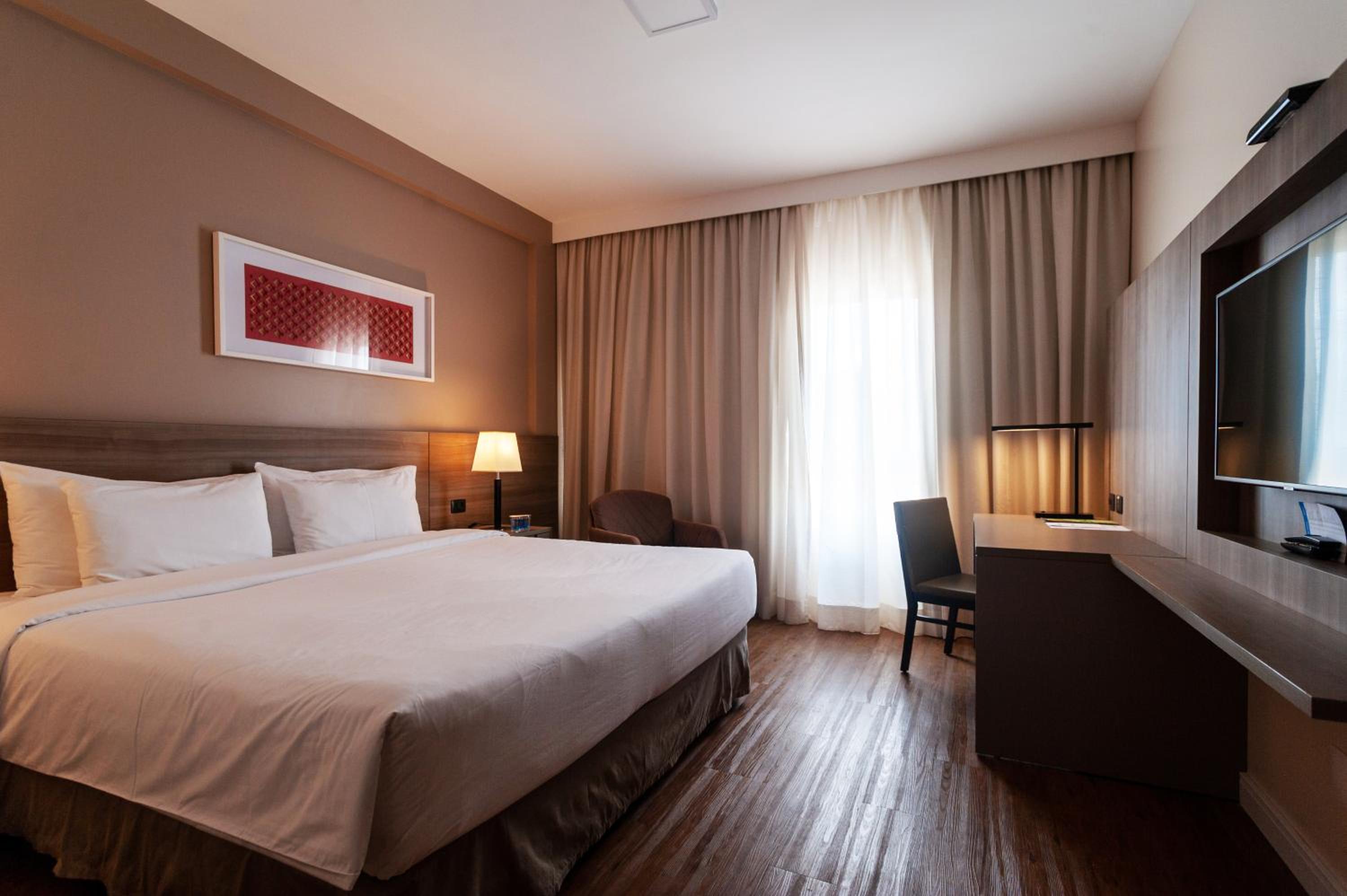 Deluxe King Room photo 1