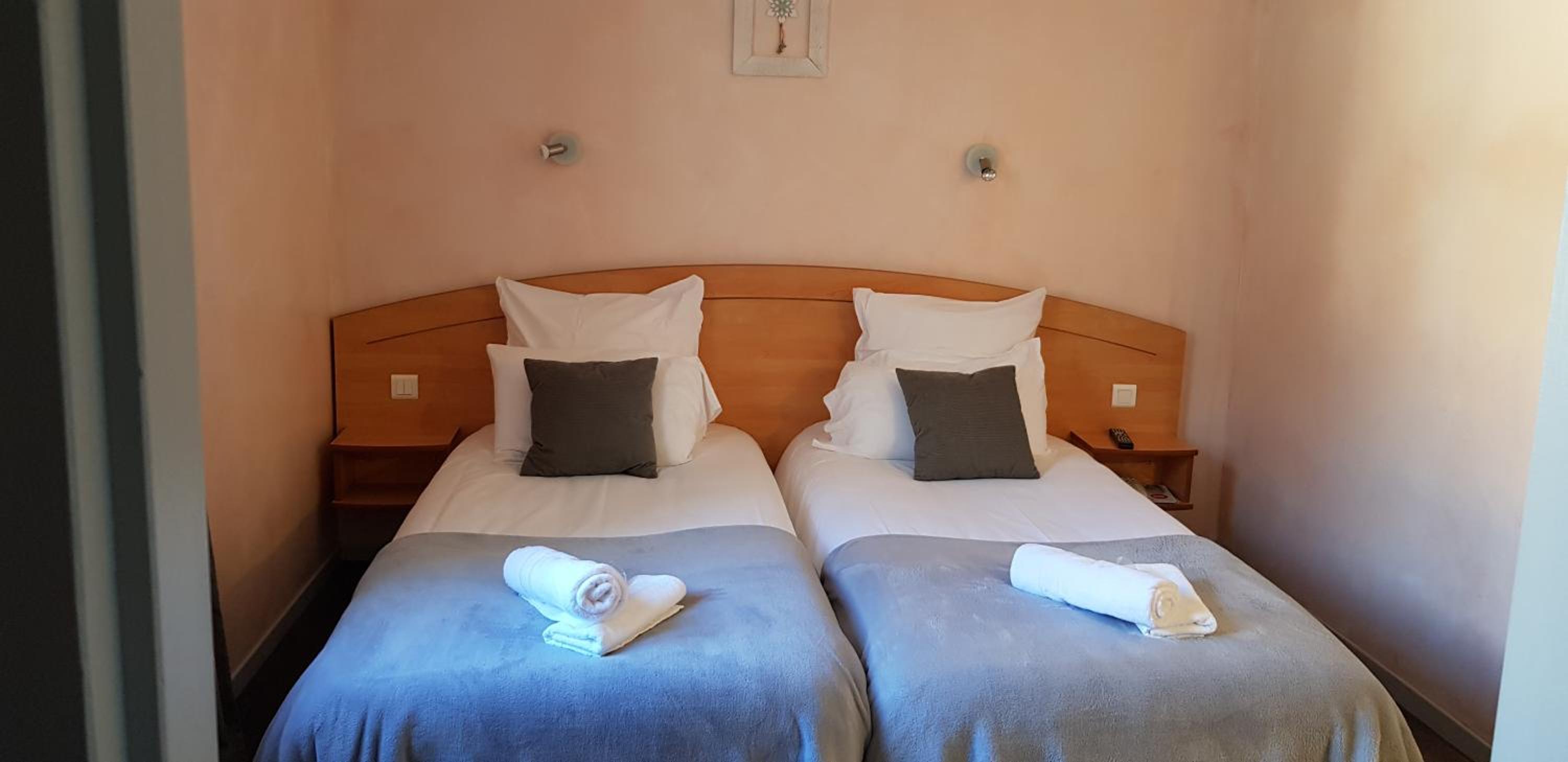 Twin Room - Photo 1