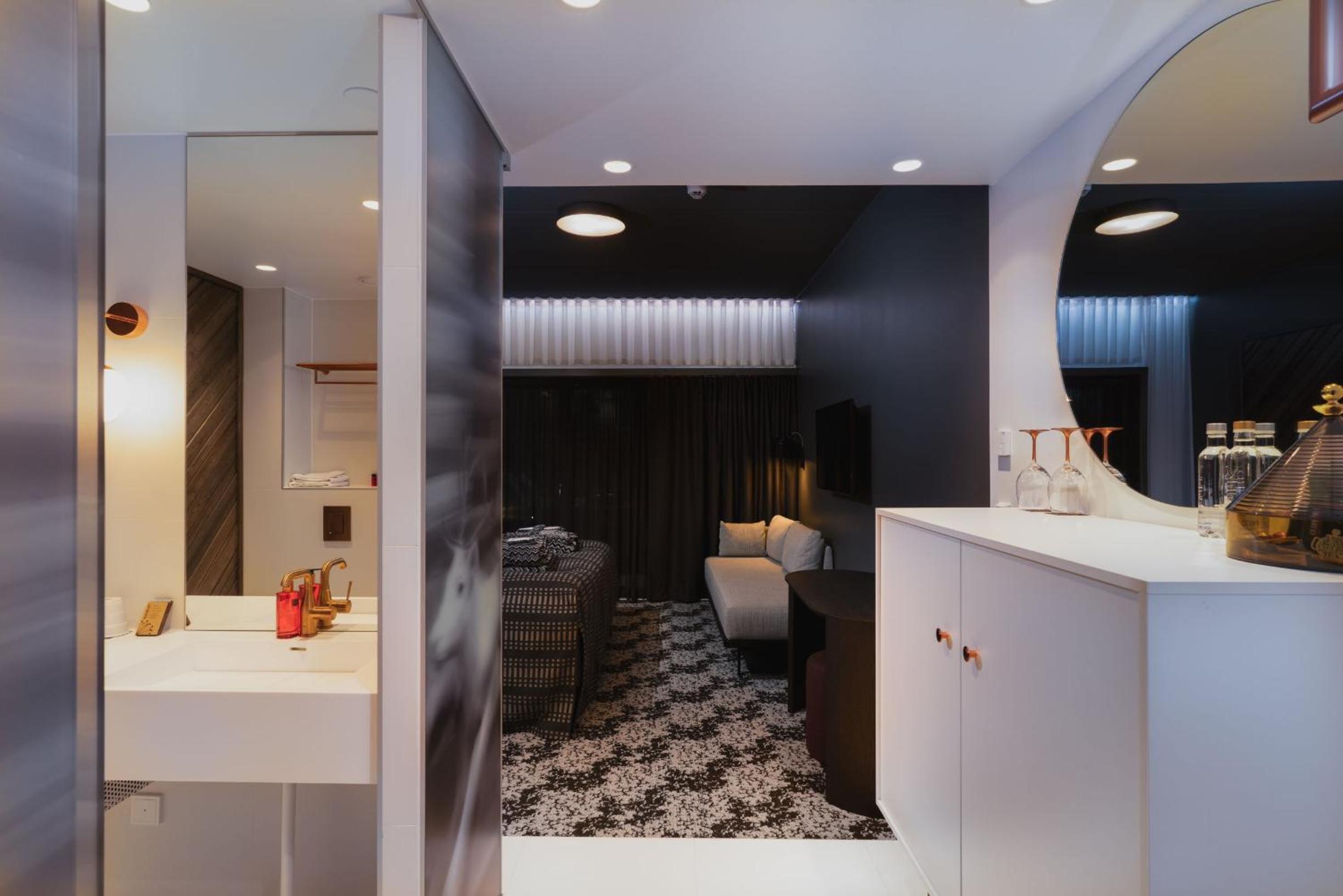 Deluxe Double or Twin Room - Photo 5