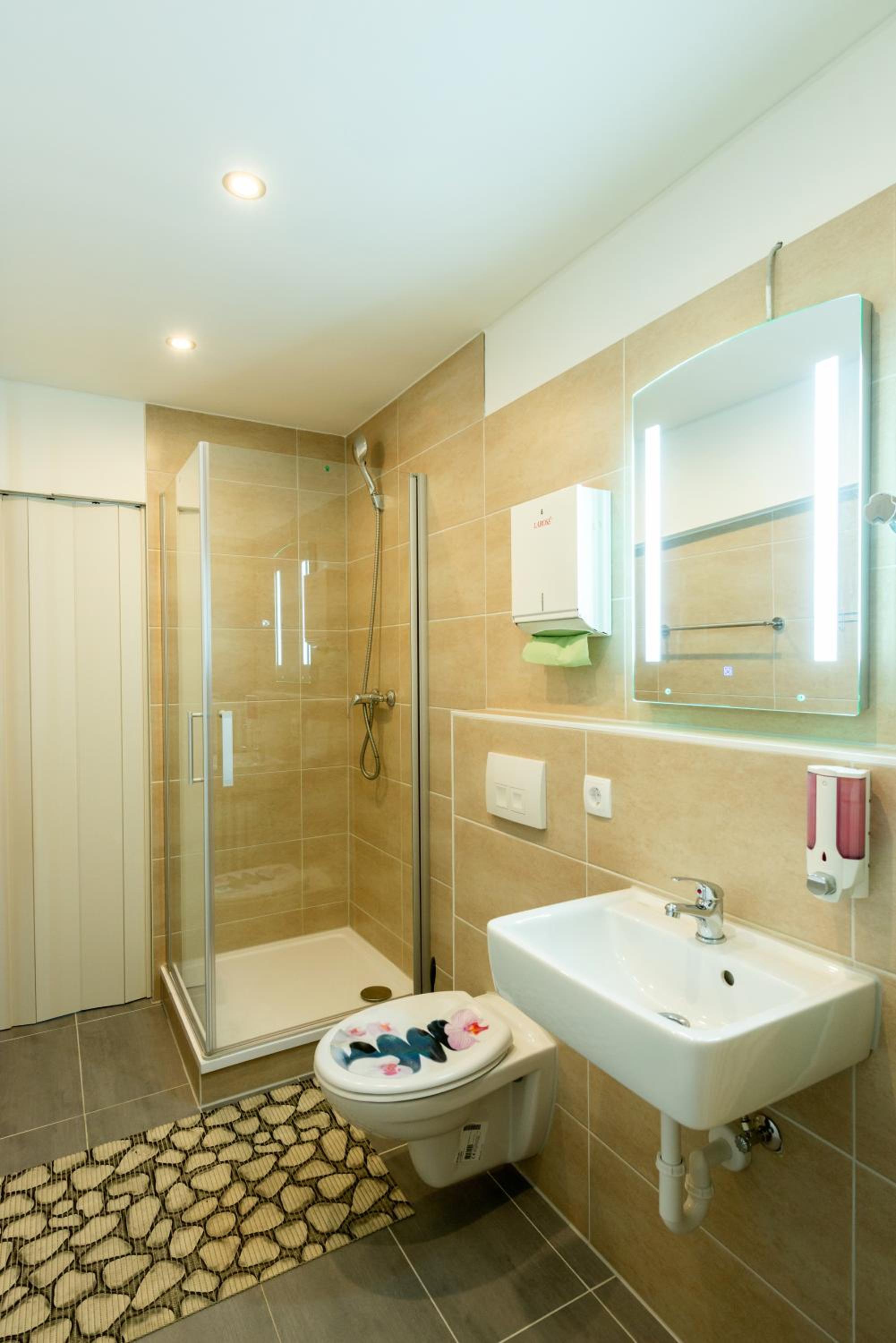 Single Room with Shared Bathroom photo 2
